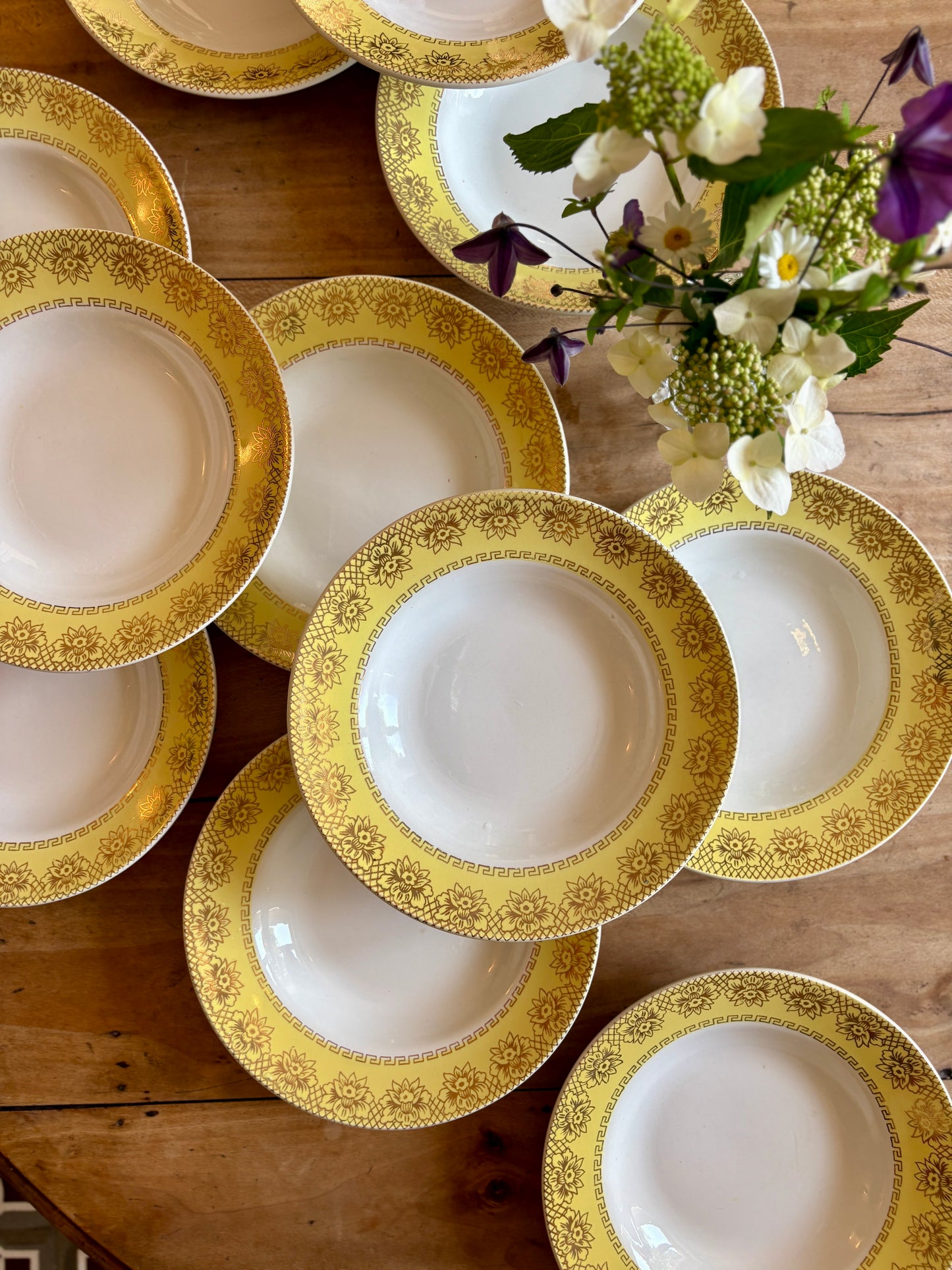 Lot de 12 assiettes creuses vintage blanches, jaunes et dorées