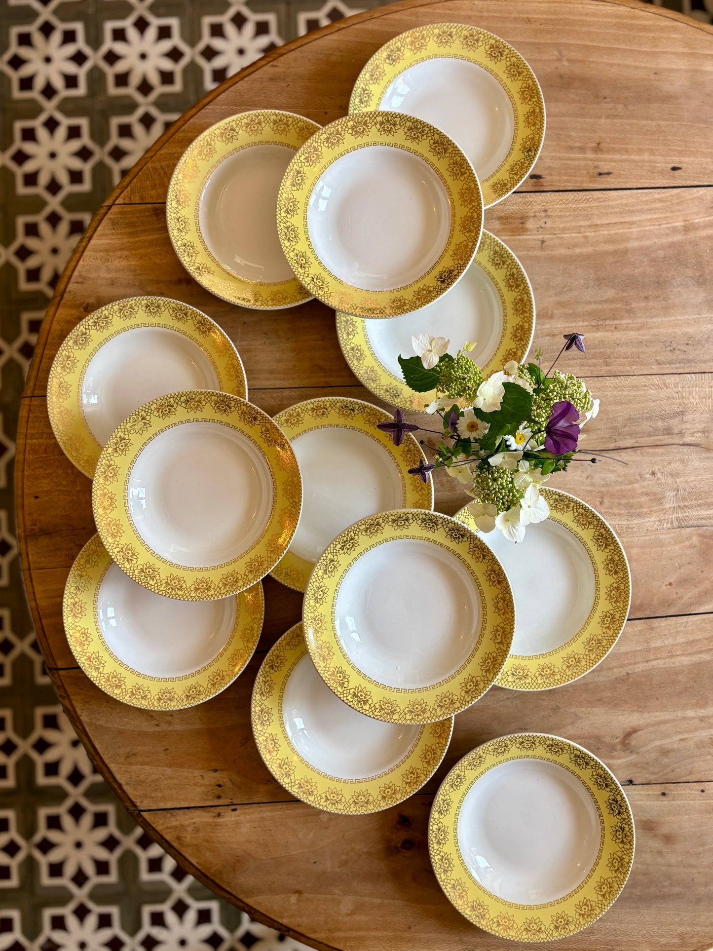 Lot de 12 assiettes creuses vintage blanches, jaunes et dorées