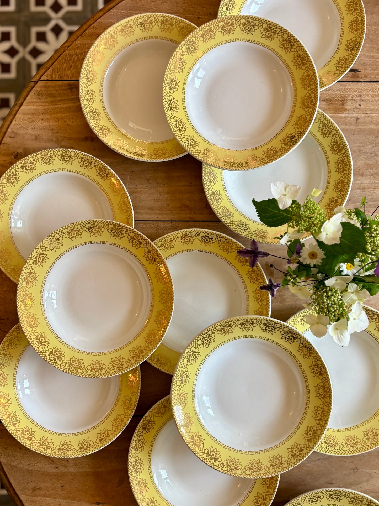 Lot de 12 assiettes creuses vintage blanches, jaunes et dorées