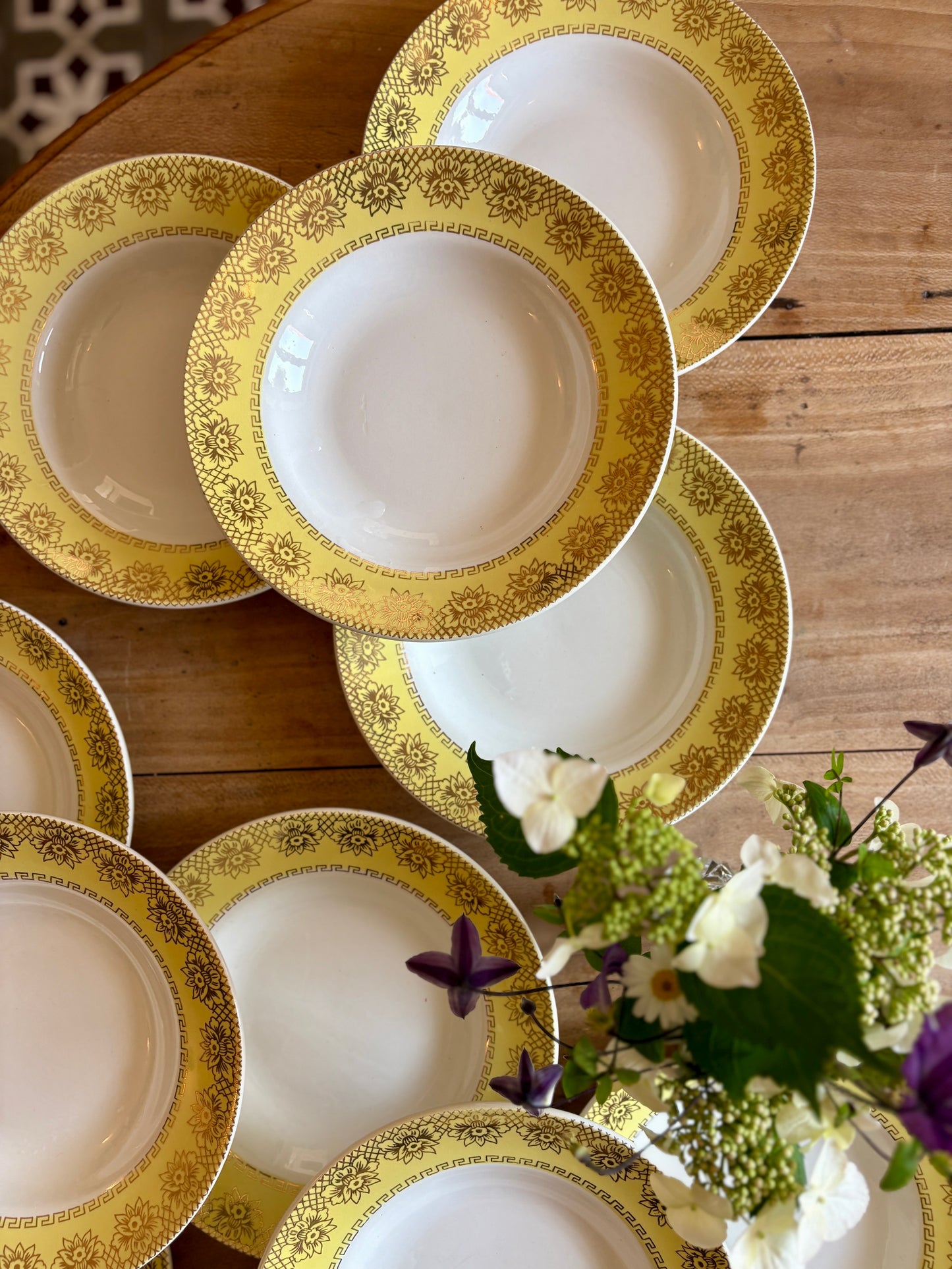Lot de 12 assiettes creuses vintage blanches, jaunes et dorées