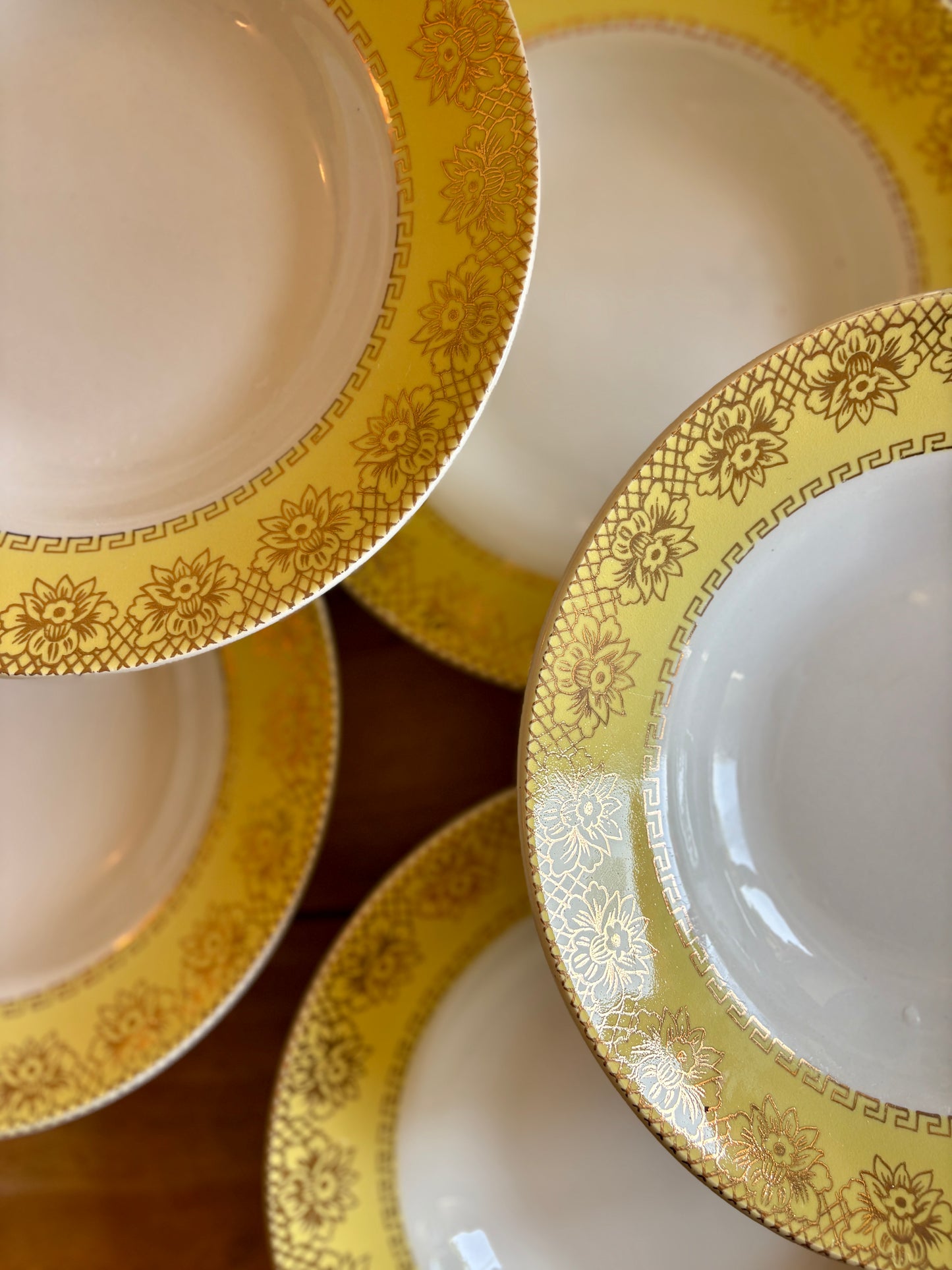 Lot de 12 assiettes creuses vintage blanches, jaunes et dorées