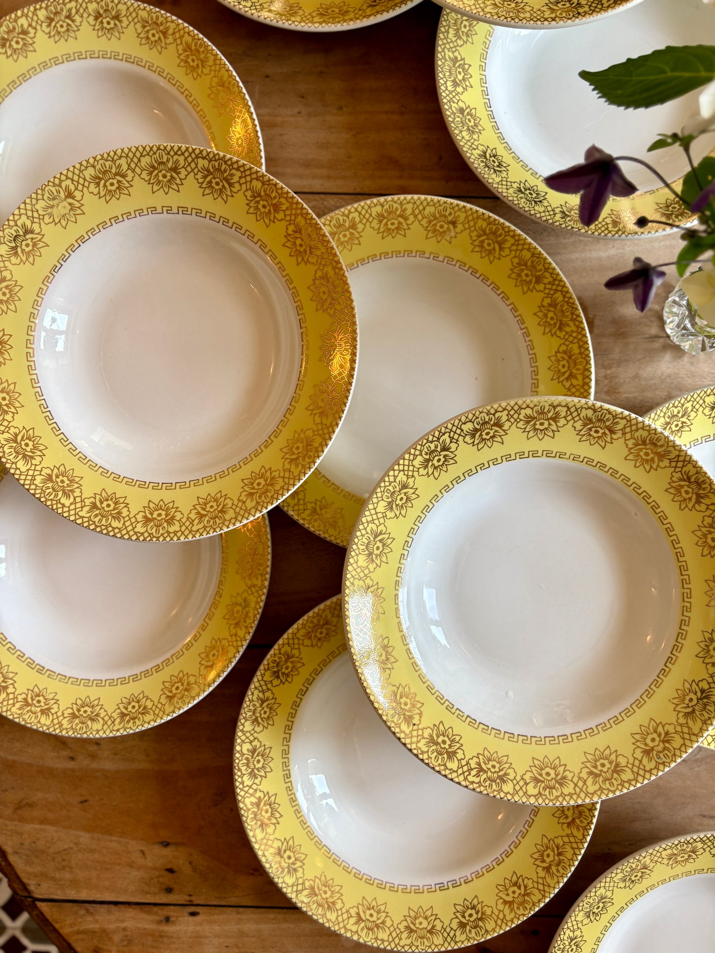 Lot de 12 assiettes creuses vintage blanches, jaunes et dorées