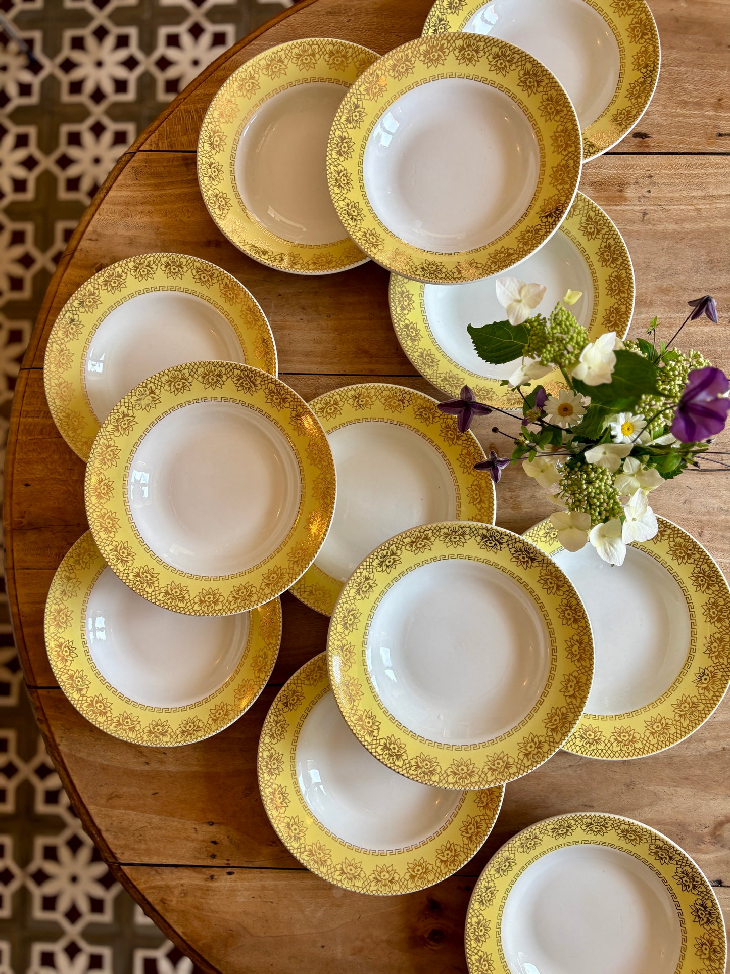 Lot de 12 assiettes creuses vintage blanches, jaunes et dorées