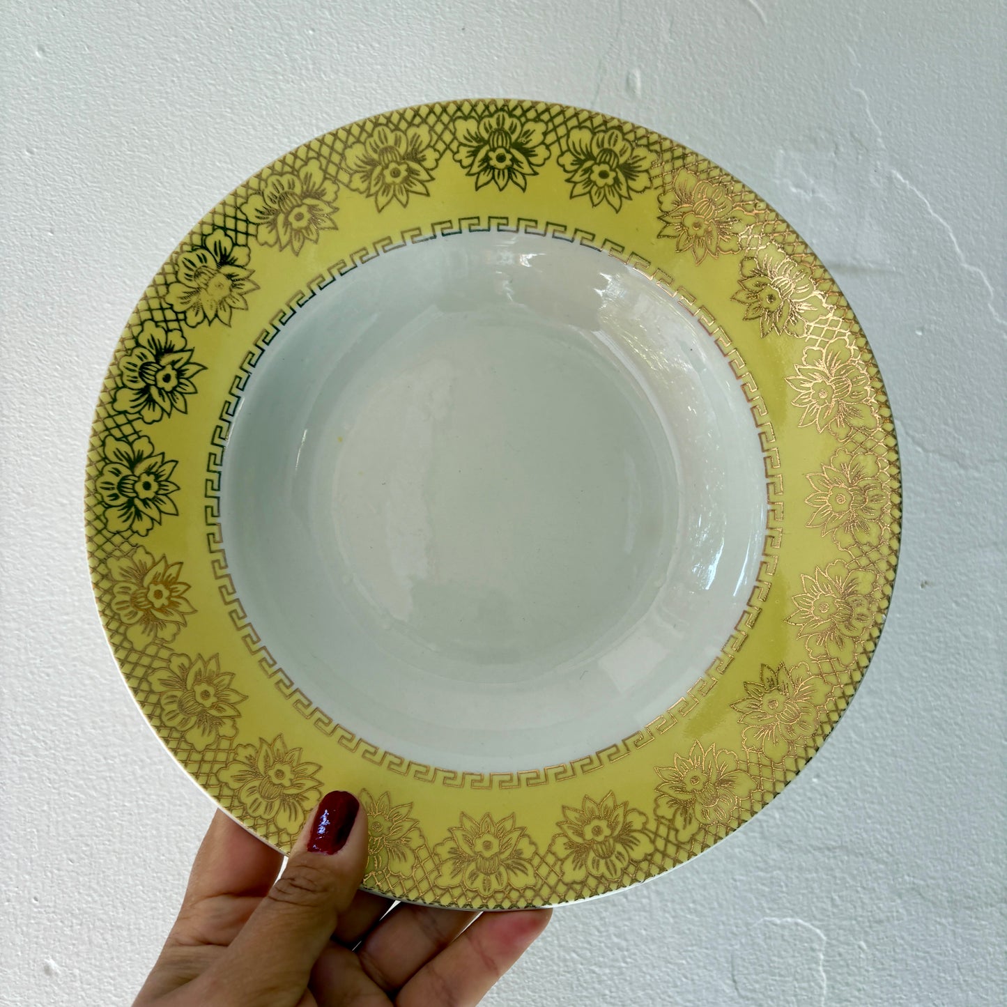 Lot de 12 assiettes creuses vintage blanches, jaunes et dorées