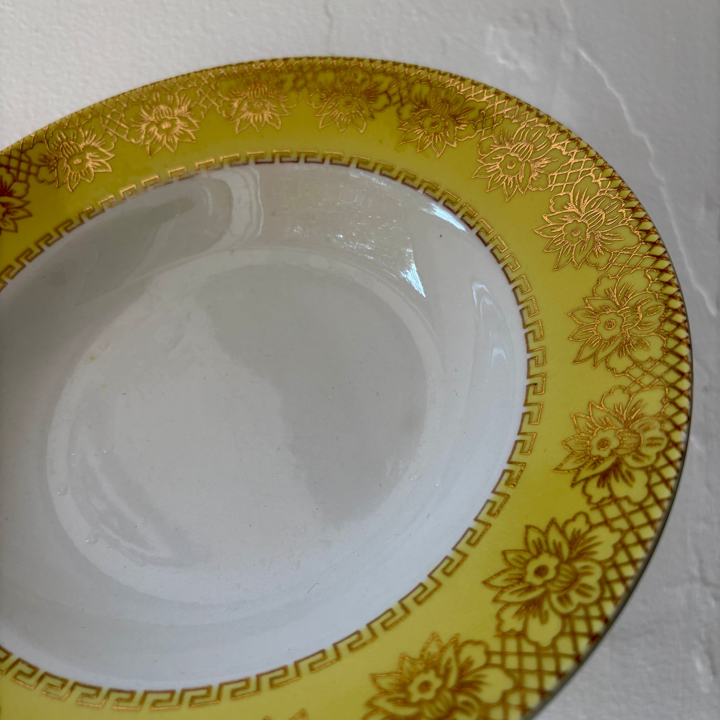 Lot de 12 assiettes creuses vintage blanches, jaunes et dorées