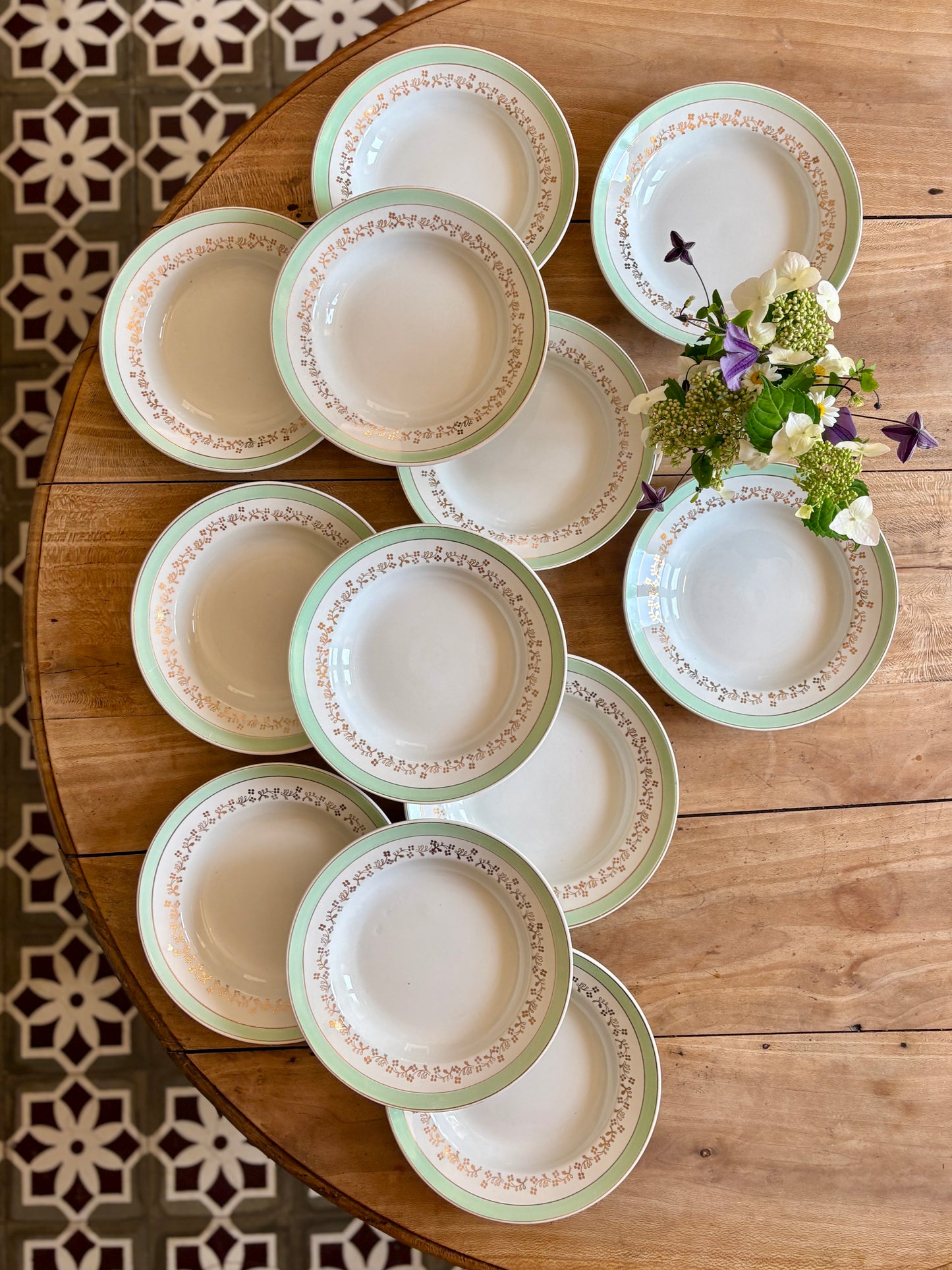 Lot de 12 assiettes creuses blanches, mint et dorées, modèle Mosèle de Lunéville