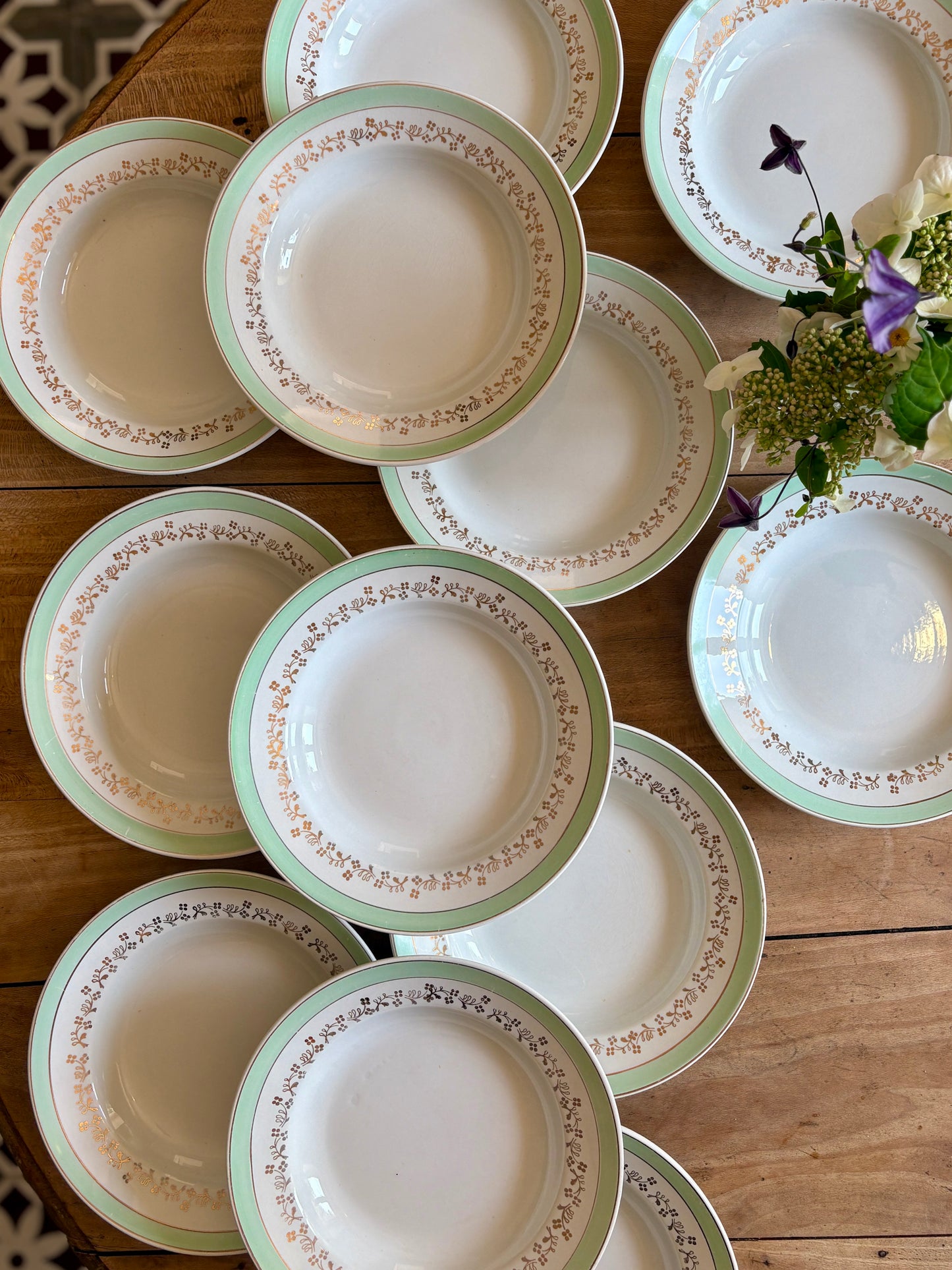Lot de 12 assiettes creuses blanches, mint et dorées, modèle Mosèle de Lunéville