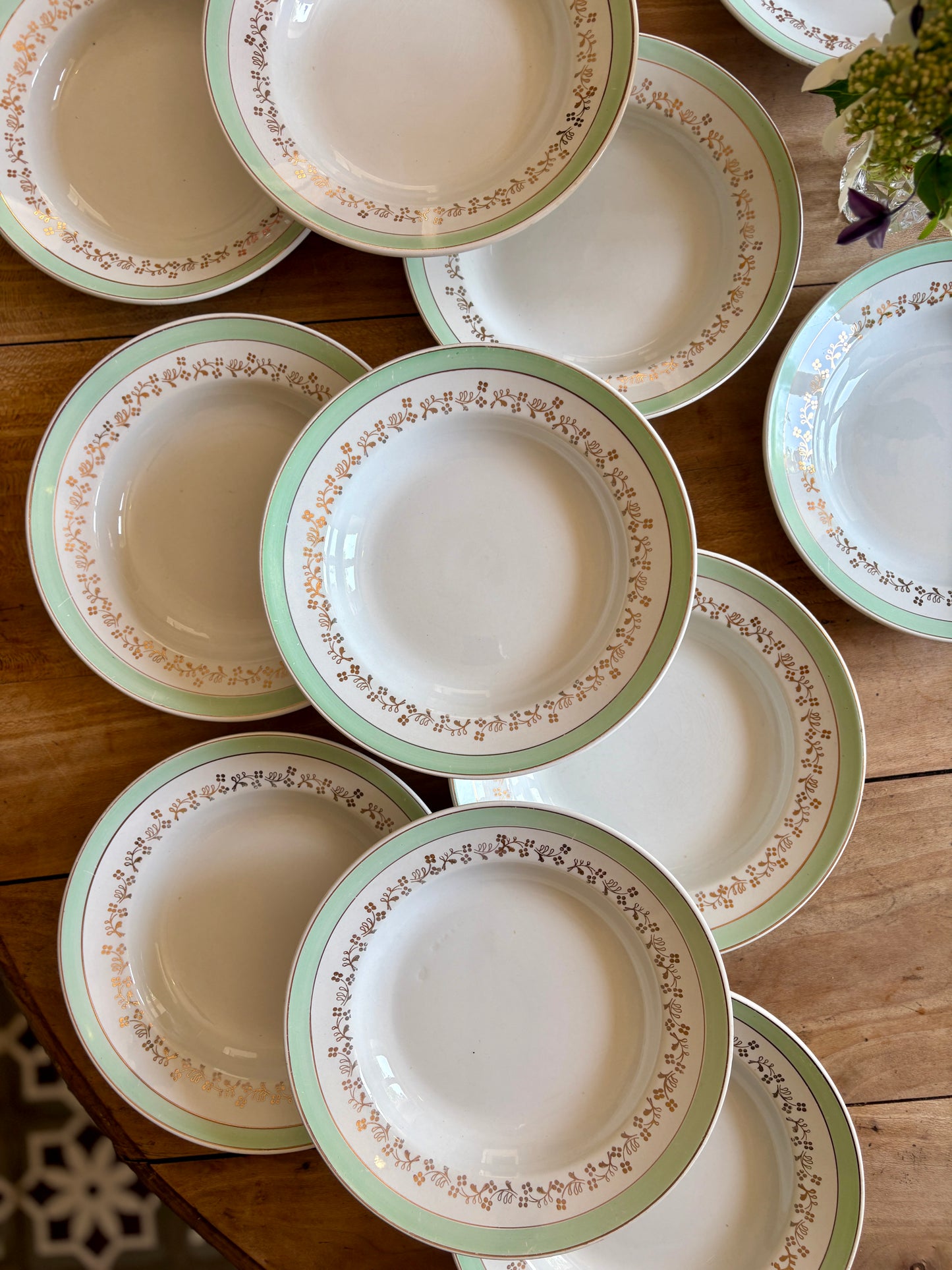Lot de 12 assiettes creuses blanches, mint et dorées, modèle Mosèle de Lunéville