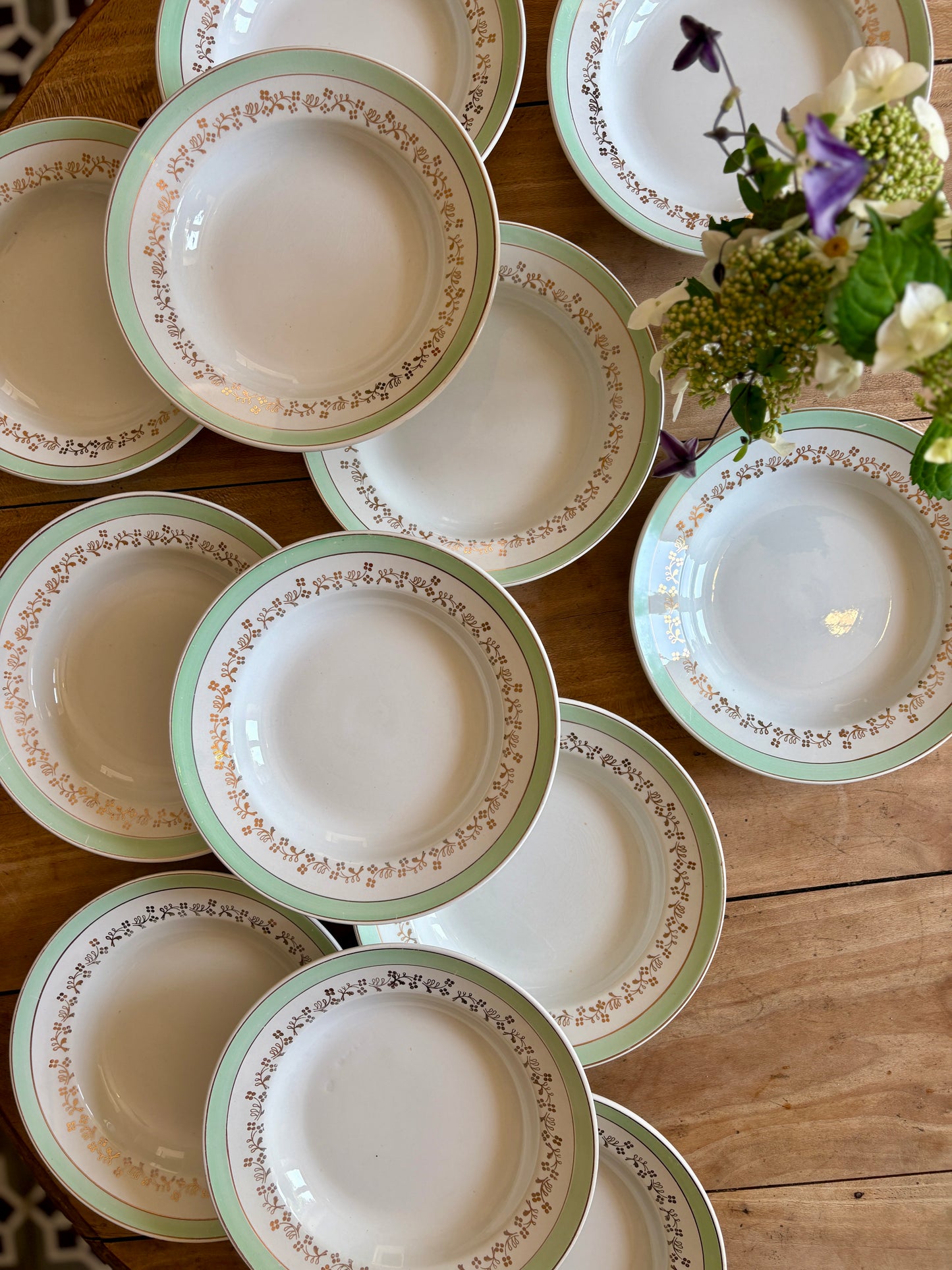Lot de 12 assiettes creuses blanches, mint et dorées, modèle Mosèle de Lunéville