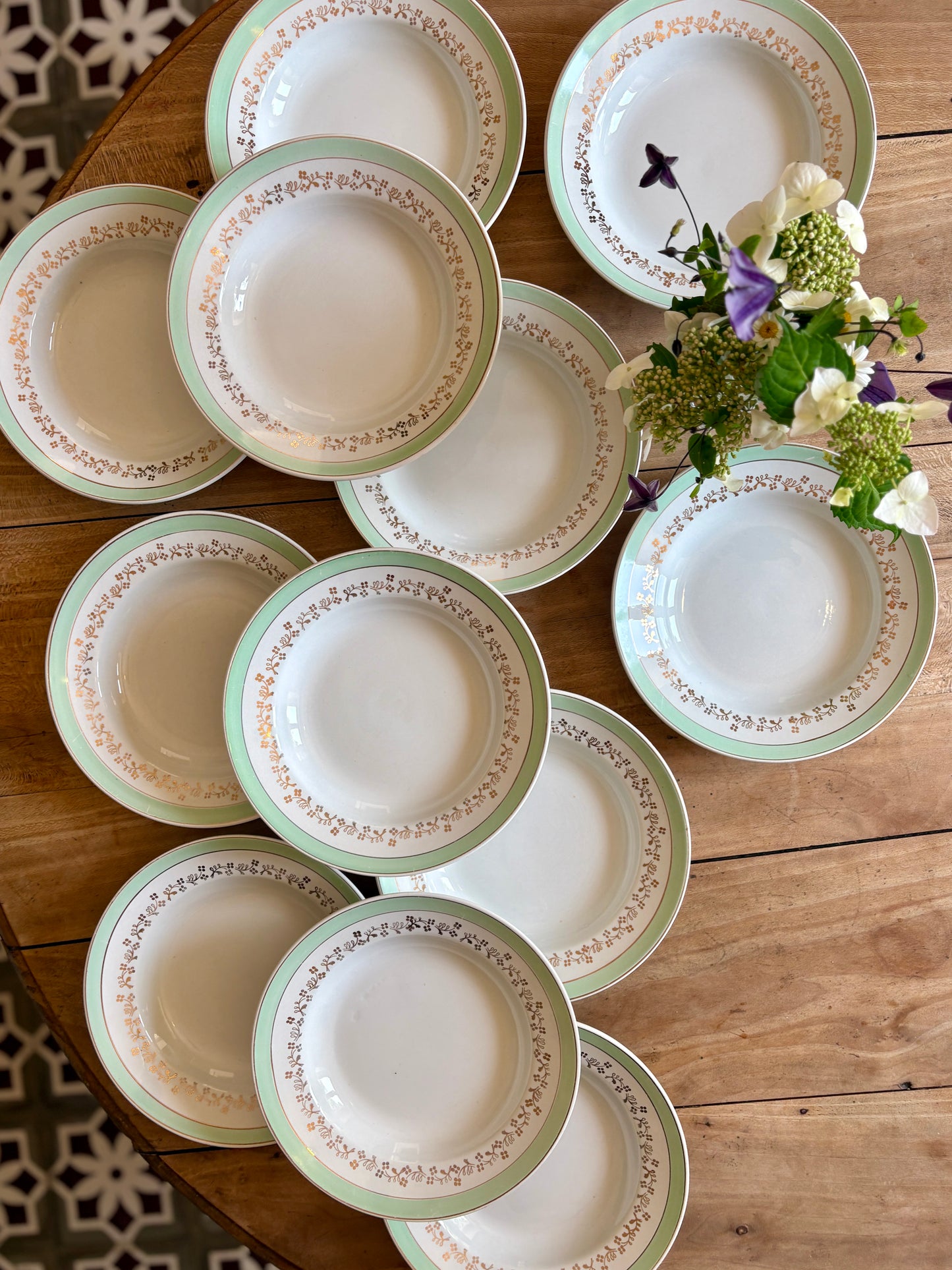 Lot de 12 assiettes creuses blanches, mint et dorées, modèle Mosèle de Lunéville