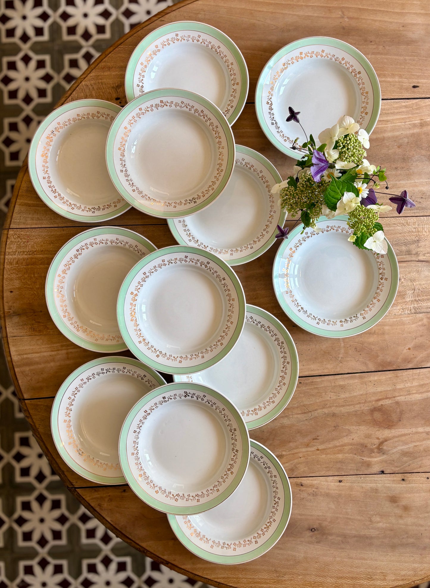 Lot de 12 assiettes creuses blanches, mint et dorées, modèle Mosèle de Lunéville