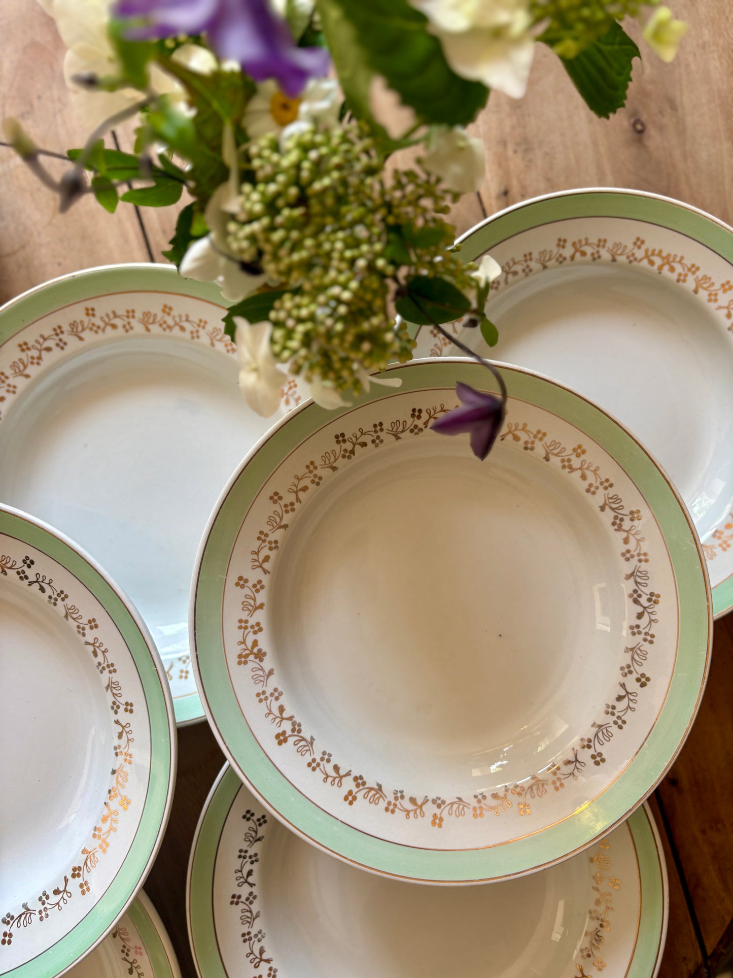 Lot de 12 assiettes creuses blanches, mint et dorées, modèle Mosèle de Lunéville