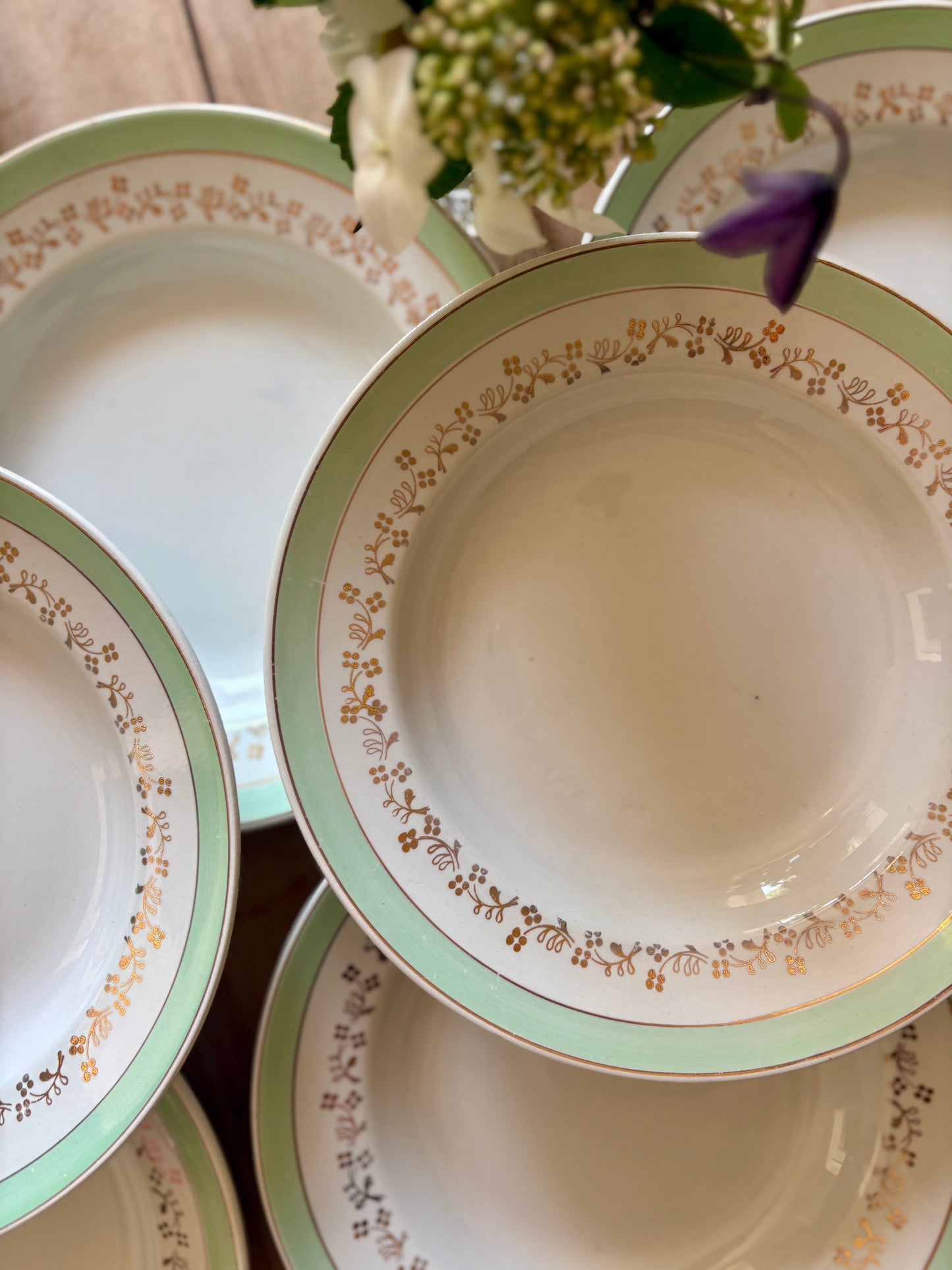 Lot de 12 assiettes creuses blanches, mint et dorées, modèle Mosèle de Lunéville
