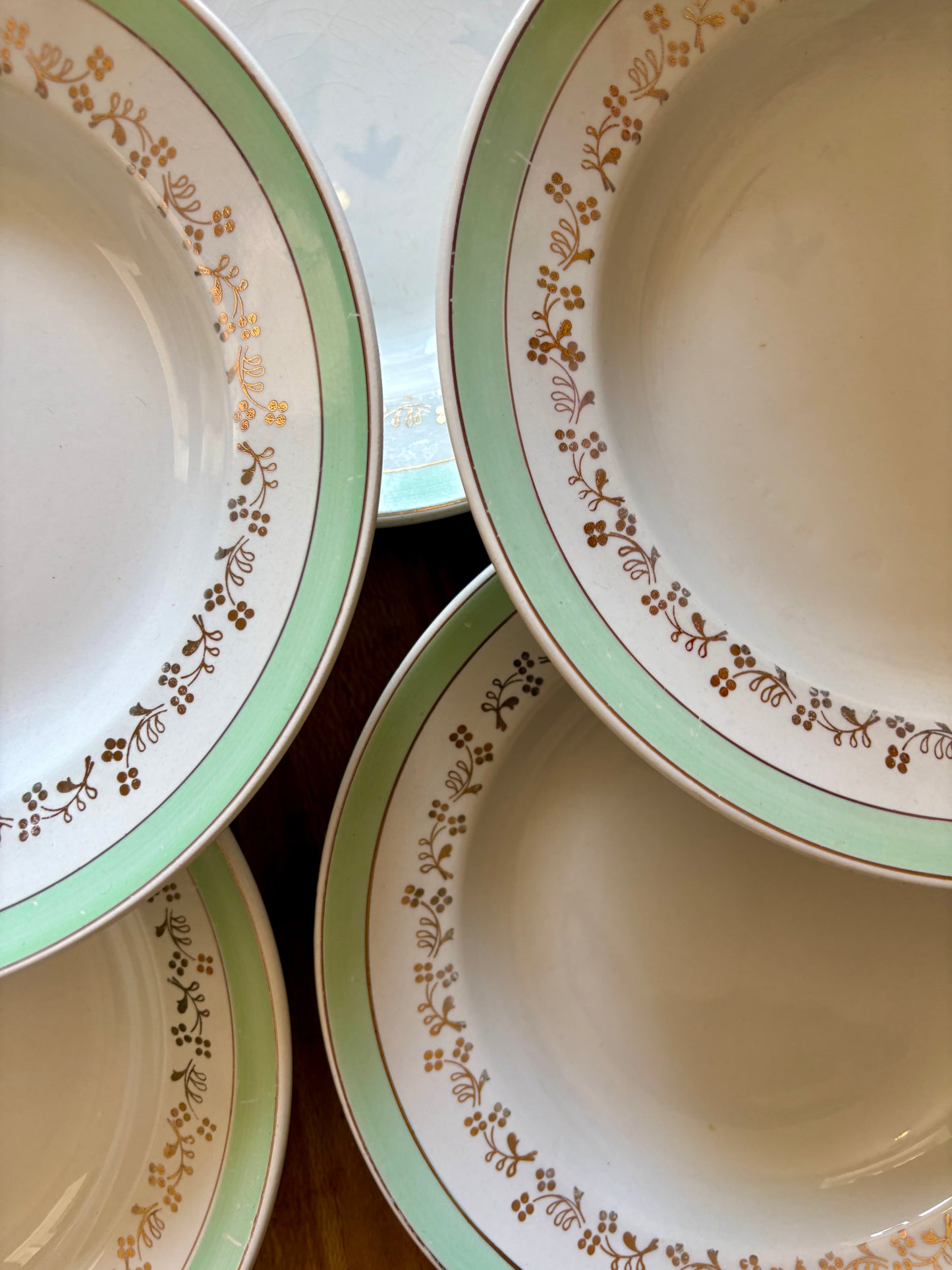 Lot de 12 assiettes creuses blanches, mint et dorées, modèle Mosèle de Lunéville