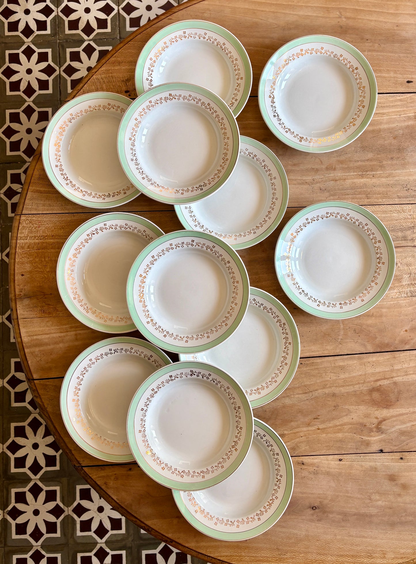Lot de 12 assiettes creuses blanches, mint et dorées, modèle Mosèle de Lunéville