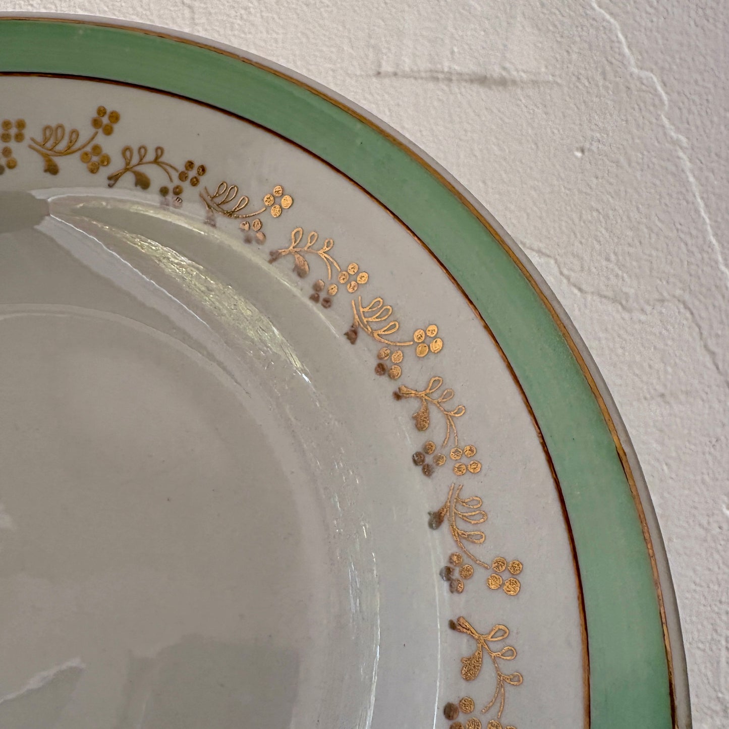 Lot de 12 assiettes creuses blanches, mint et dorées, modèle Mosèle de Lunéville