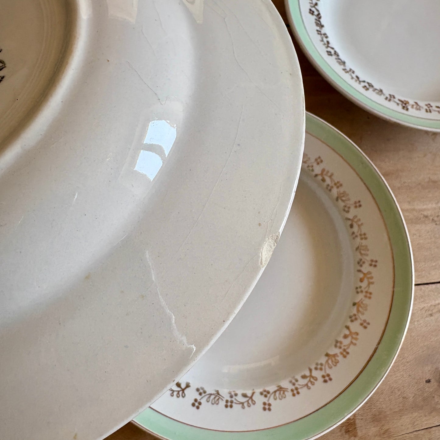 Lot de 12 assiettes creuses blanches, mint et dorées, modèle Mosèle de Lunéville