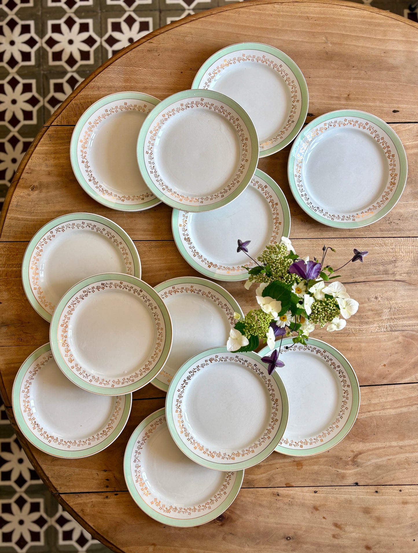 Lot de 12 assiettes plates blanches, mint et dorées, modèle Mosèle de Lunéville