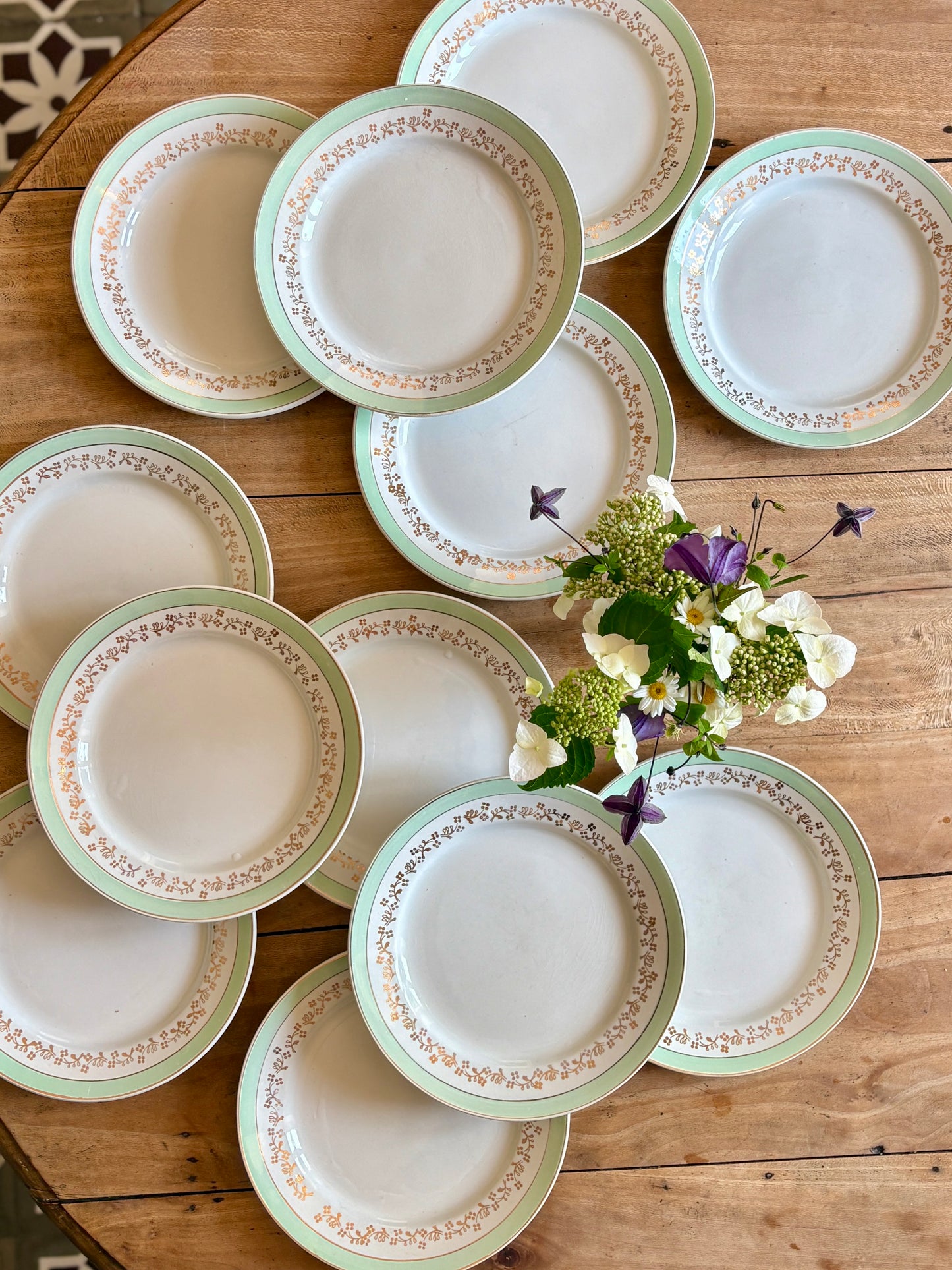 Lot de 12 assiettes plates blanches, mint et dorées, modèle Mosèle de Lunéville