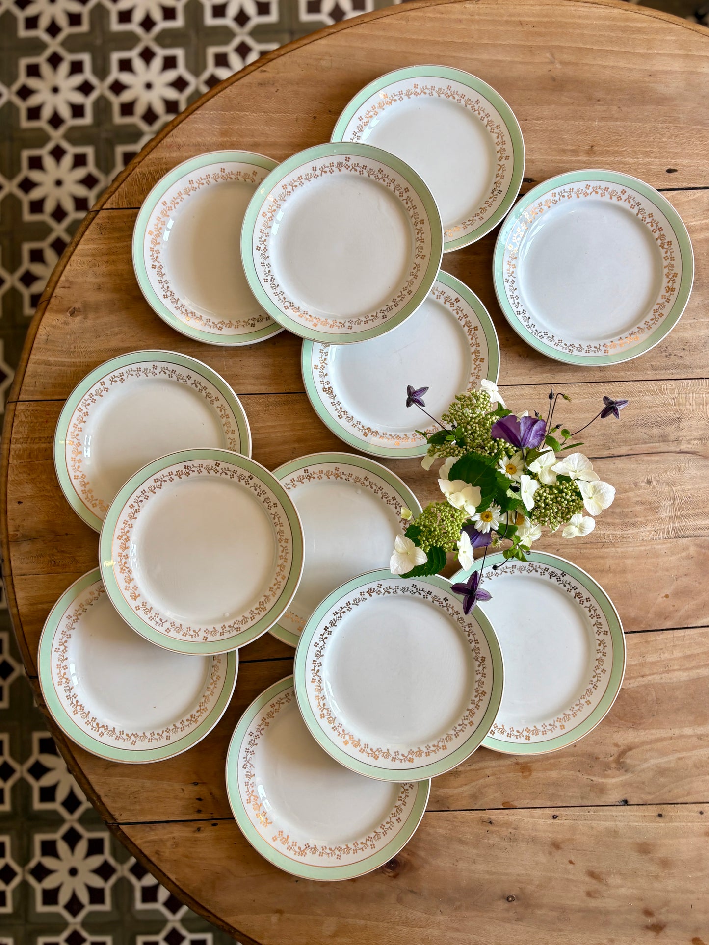 Lot de 12 assiettes plates blanches, mint et dorées, modèle Mosèle de Lunéville