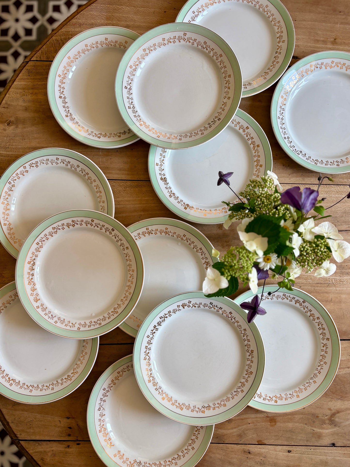 Lot de 12 assiettes plates blanches, mint et dorées, modèle Mosèle de Lunéville