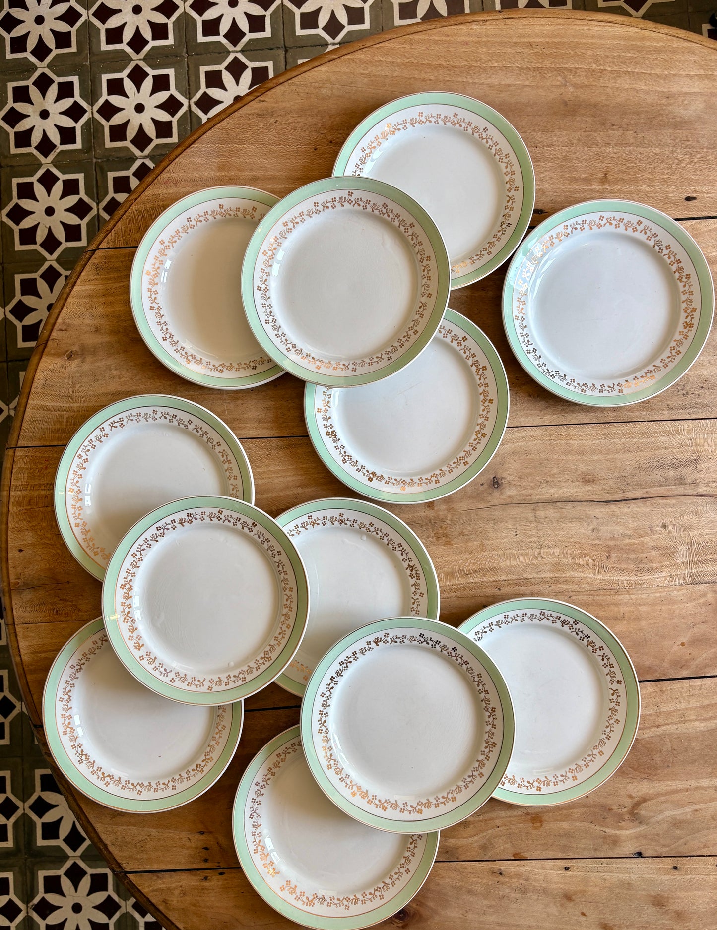 Lot de 12 assiettes plates blanches, mint et dorées, modèle Mosèle de Lunéville