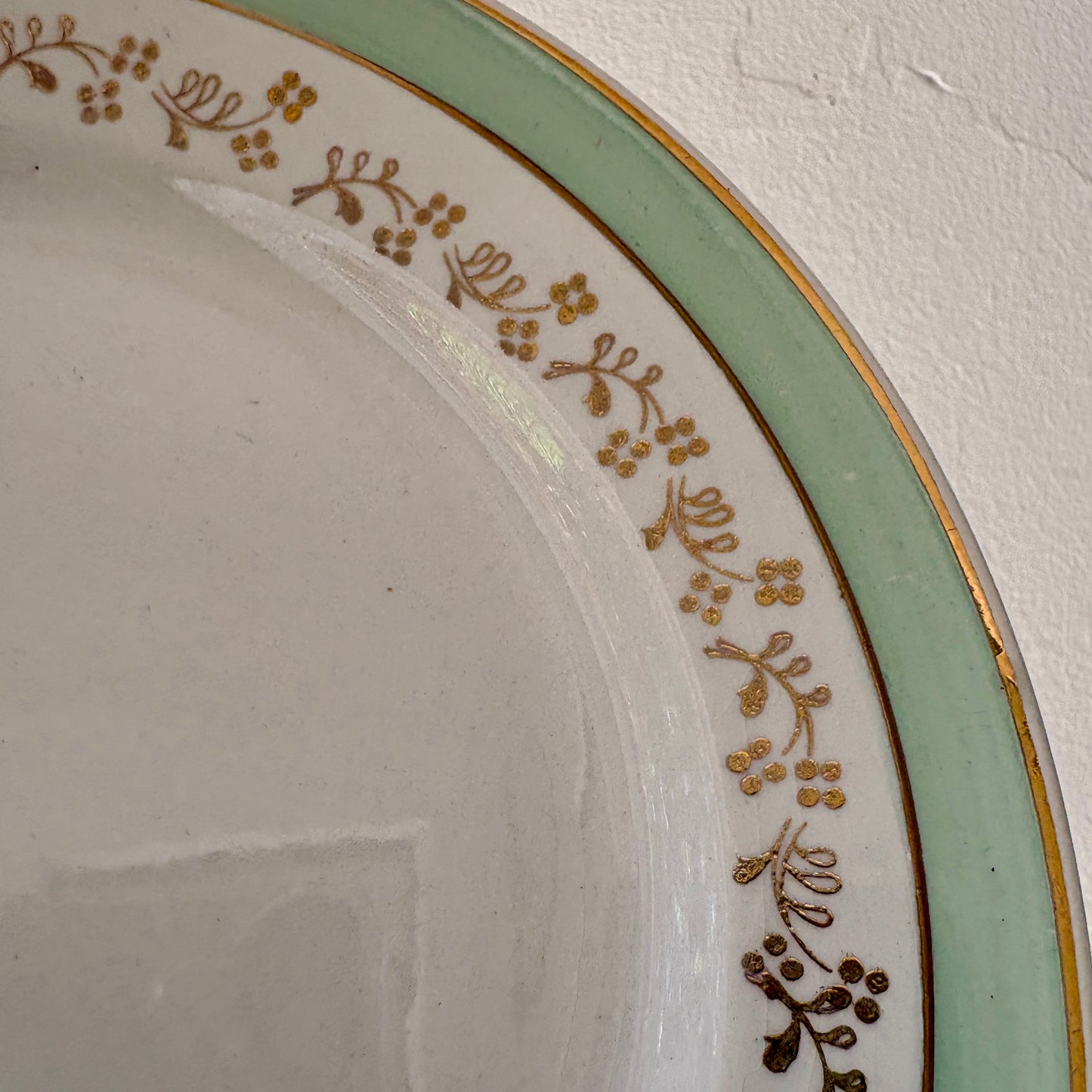 Lot de 12 assiettes plates blanches, mint et dorées, modèle Mosèle de Lunéville