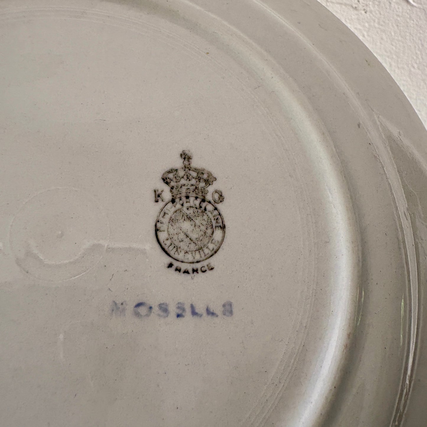 Lot de 12 assiettes plates blanches, mint et dorées, modèle Mosèle de Lunéville