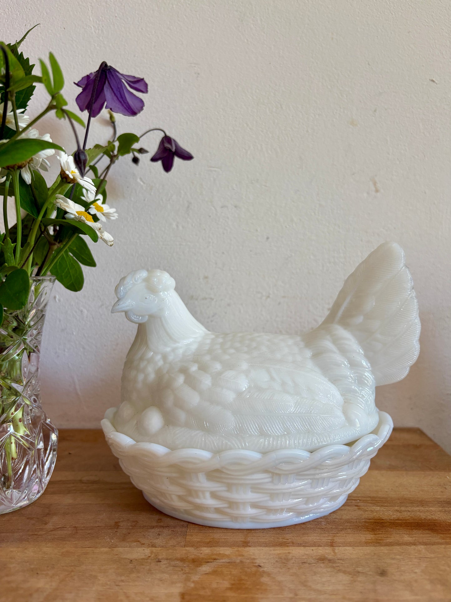 Boîte vintage poule en opaline blanche