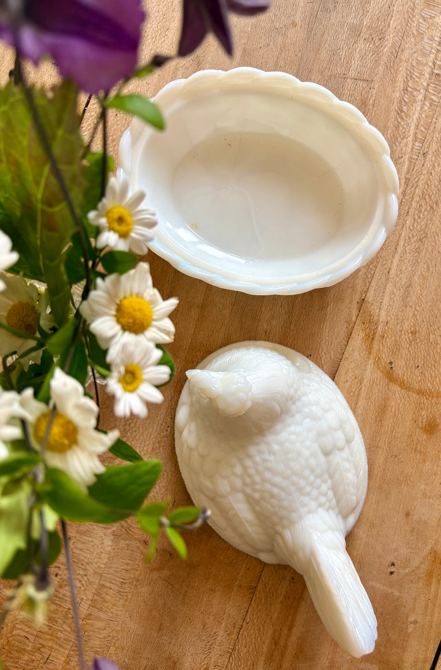 Boîte vintage poule en opaline blanche