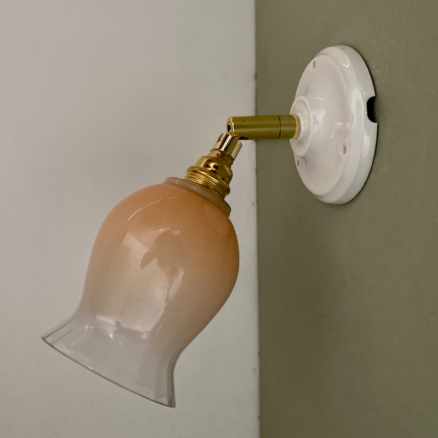 Aplique tulipe vintage en verre blanc et rose