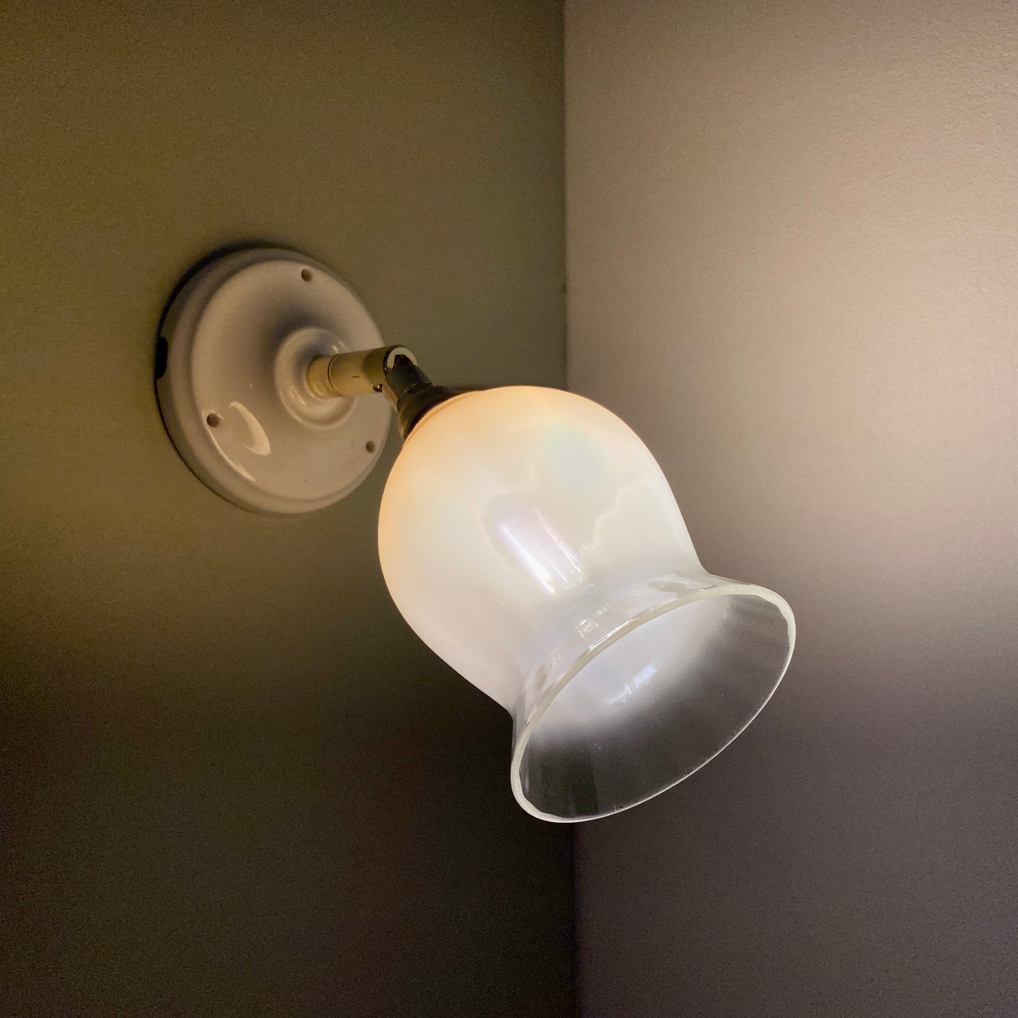 Aplique tulipe vintage en verre blanc et rose