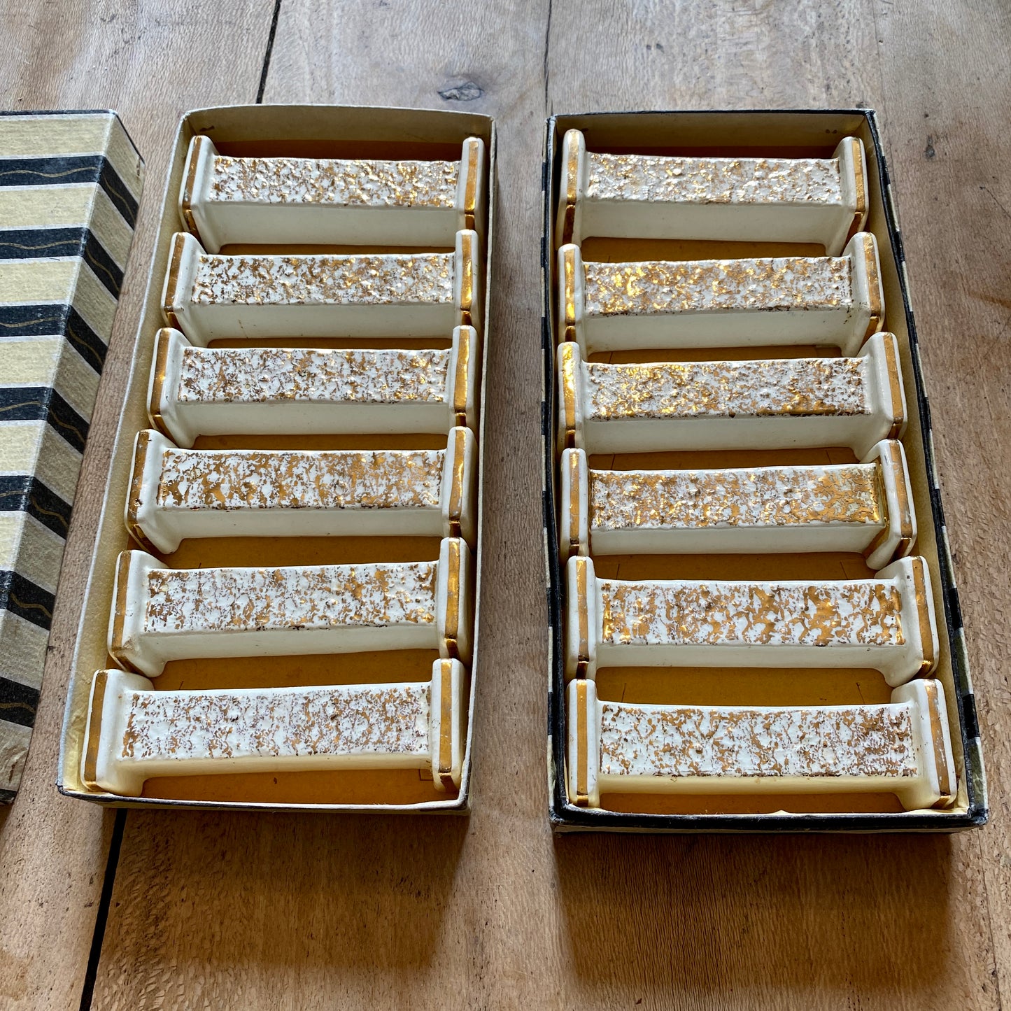 Lot de 10 porte-couteaux vintage art déco en céramique blanche et dorée