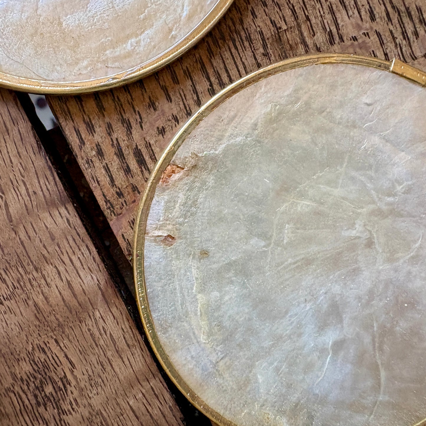 Lot apéritif en nacre, 7 dessous de verre et un plat