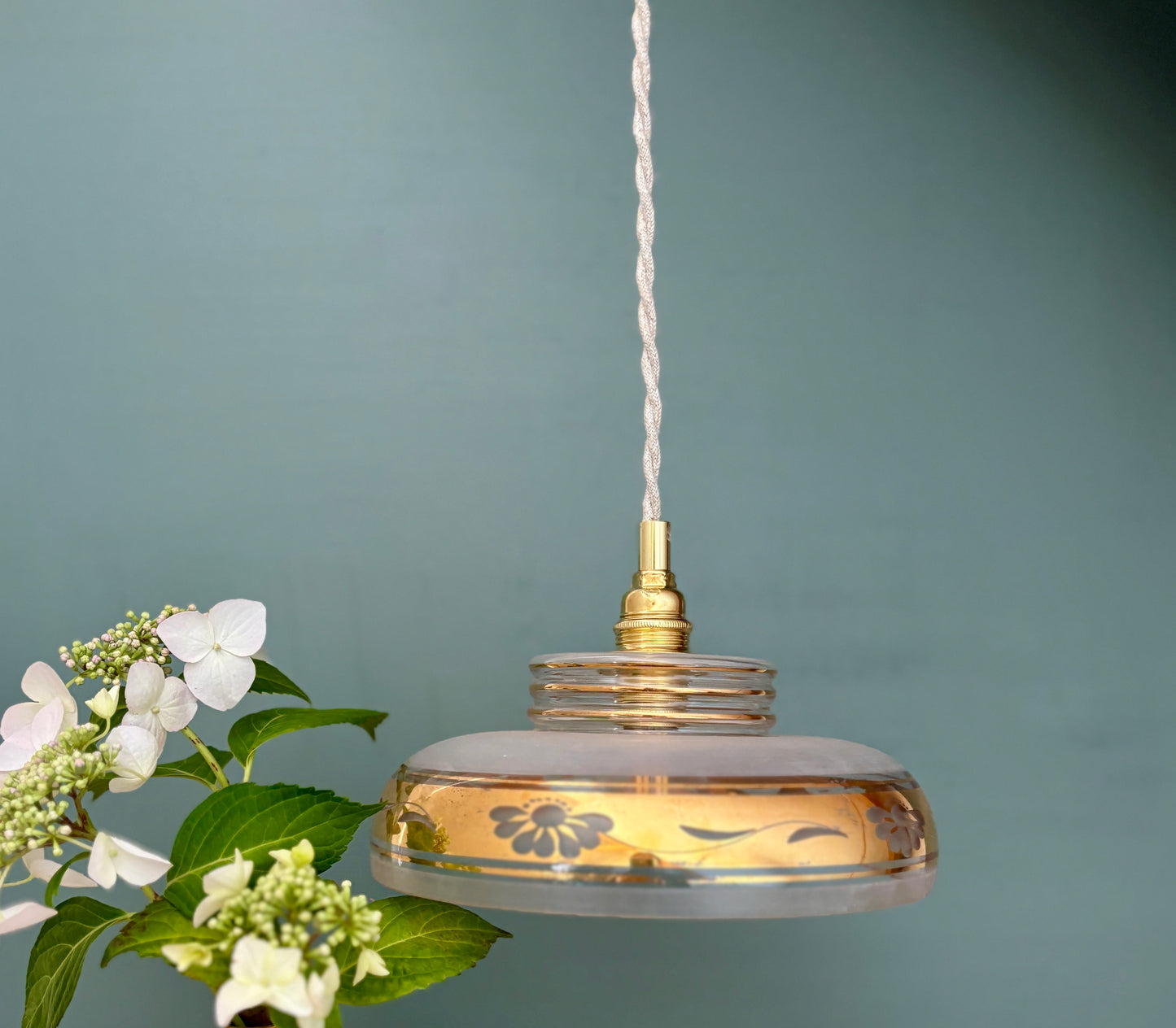 Suspension abat-jour vintage en verre dépoli avec frise dorée