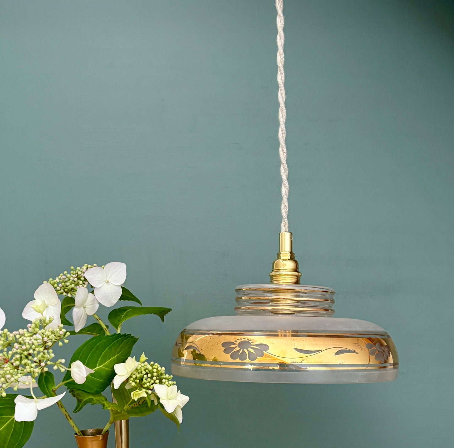 Suspension abat-jour vintage en verre dépoli avec frise dorée