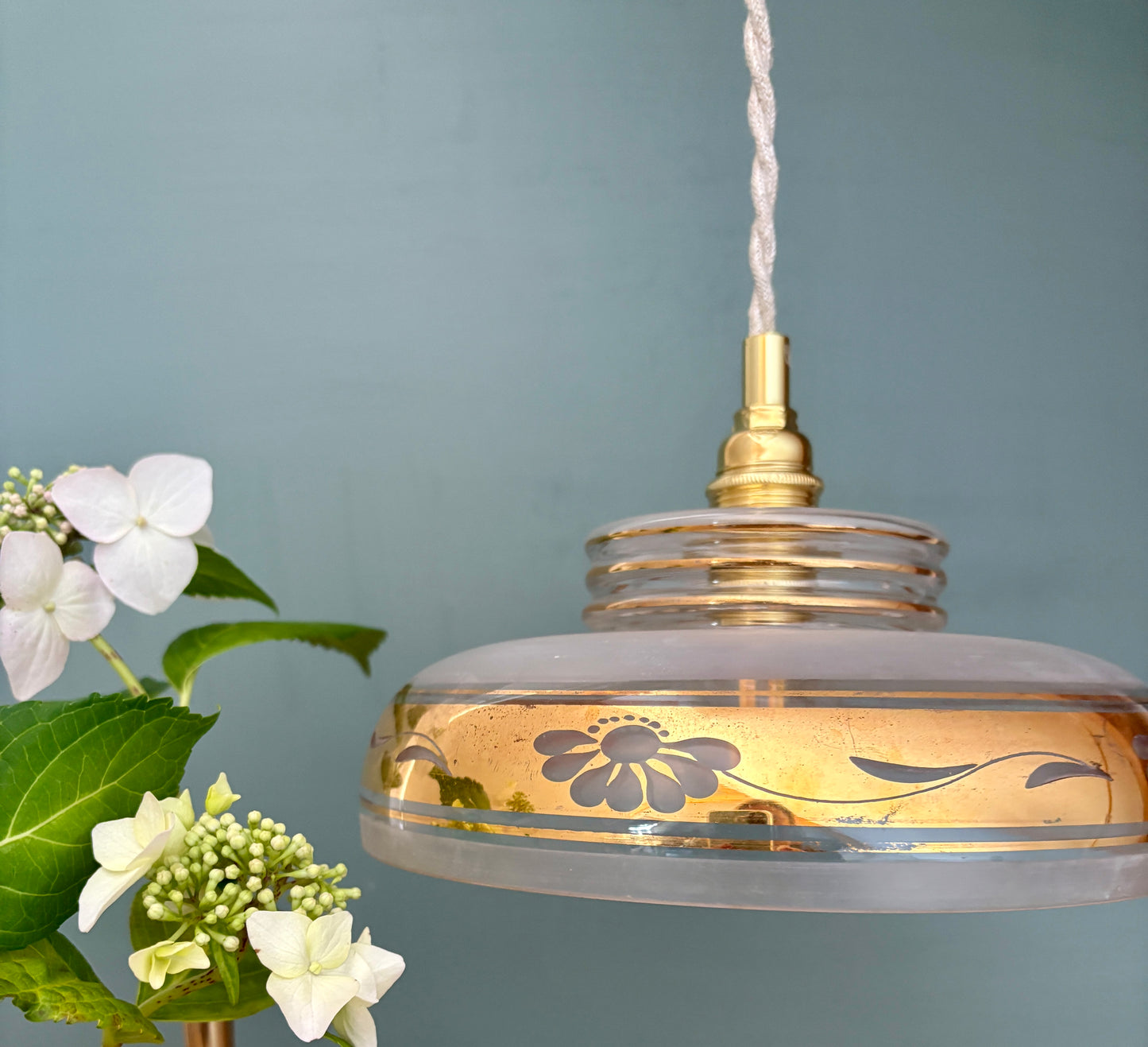 Suspension abat-jour vintage en verre dépoli avec frise dorée