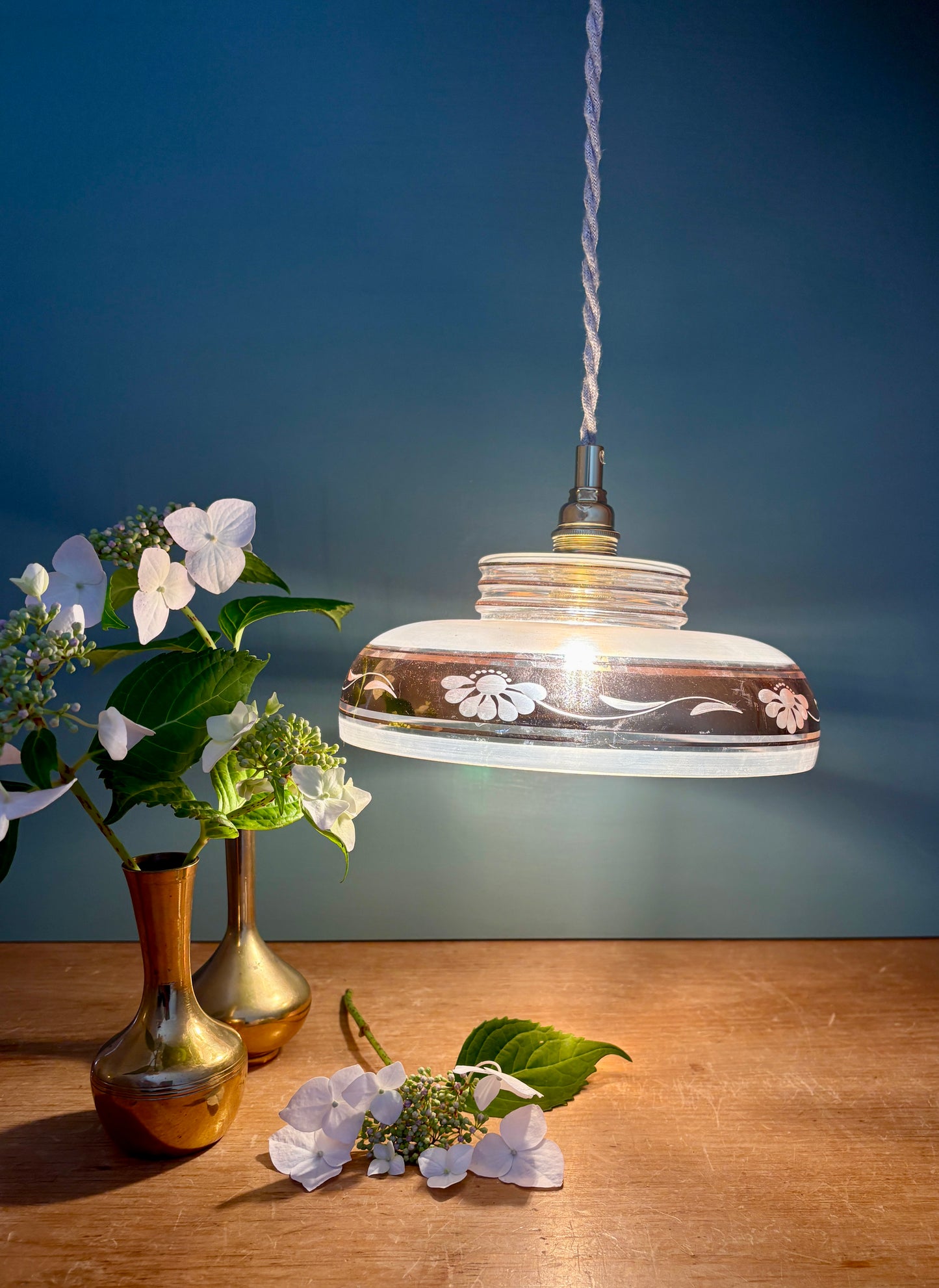 Suspension abat-jour vintage en verre dépoli avec frise dorée