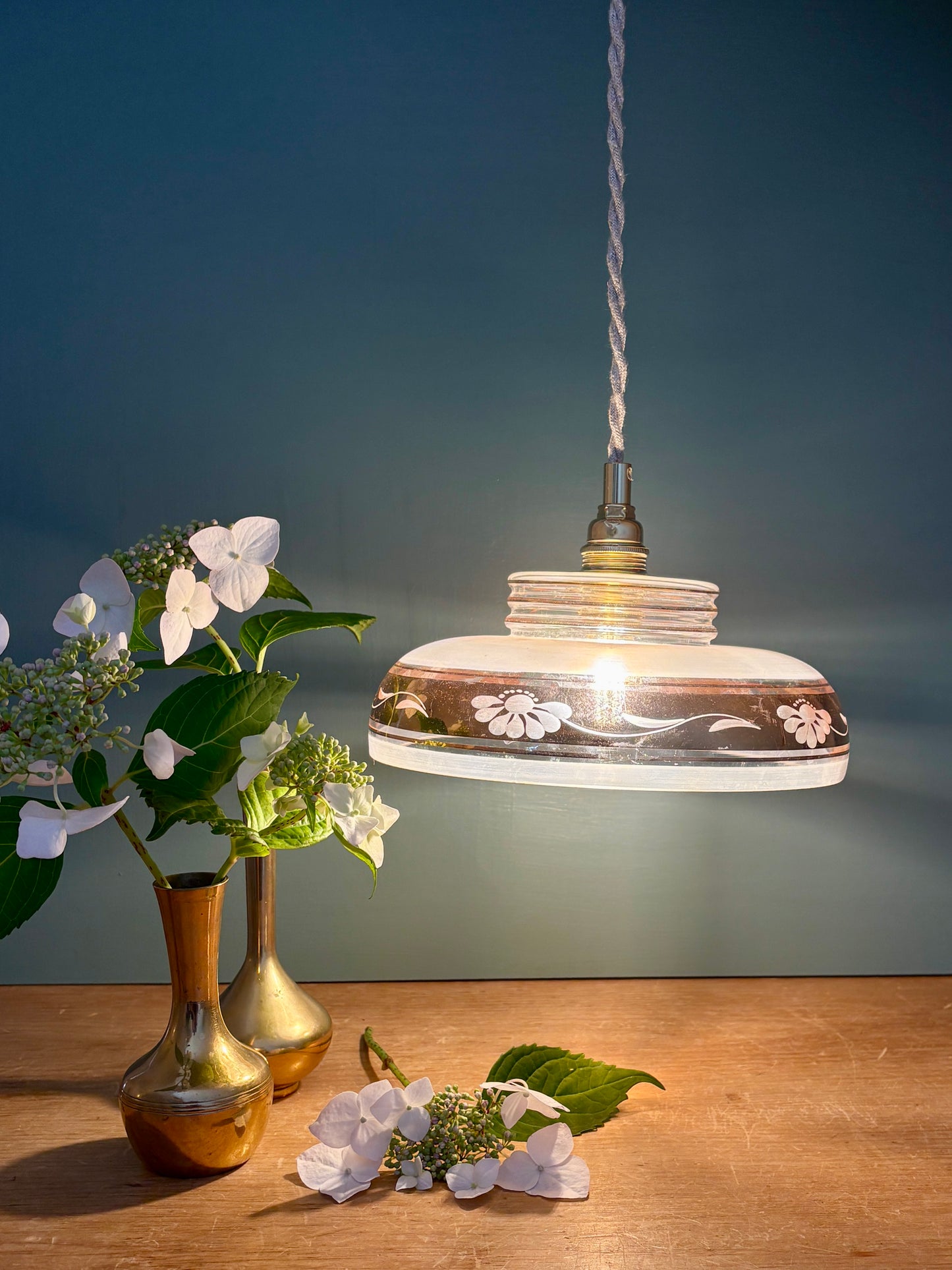Suspension abat-jour vintage en verre dépoli avec frise dorée