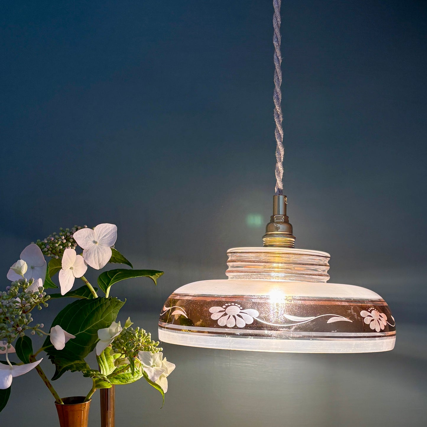 Suspension abat-jour vintage en verre dépoli avec frise dorée