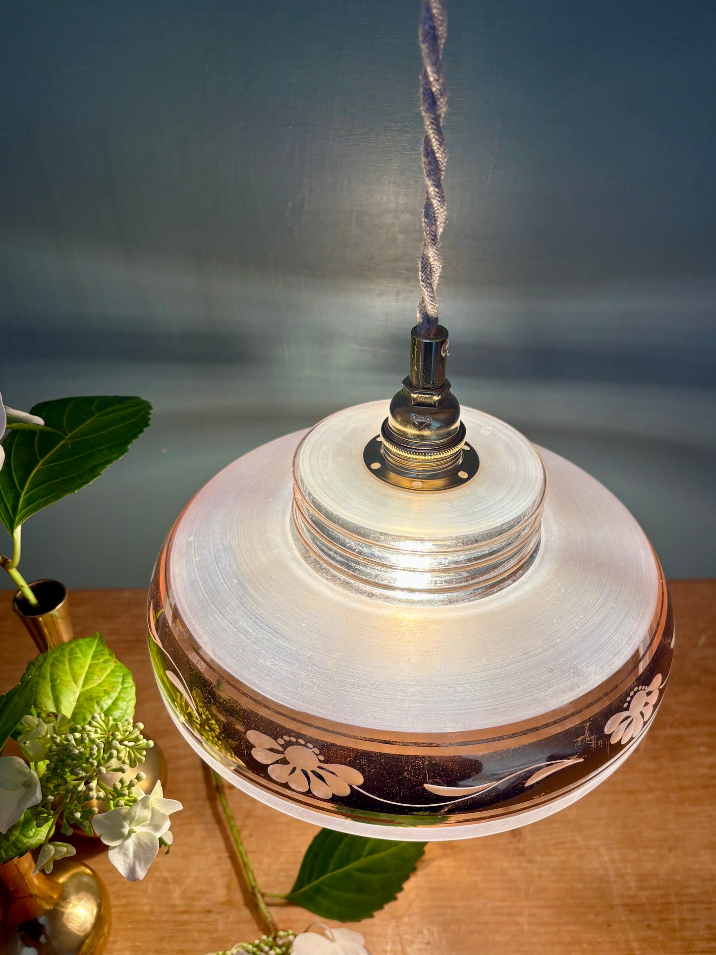 Suspension abat-jour vintage en verre dépoli avec frise dorée