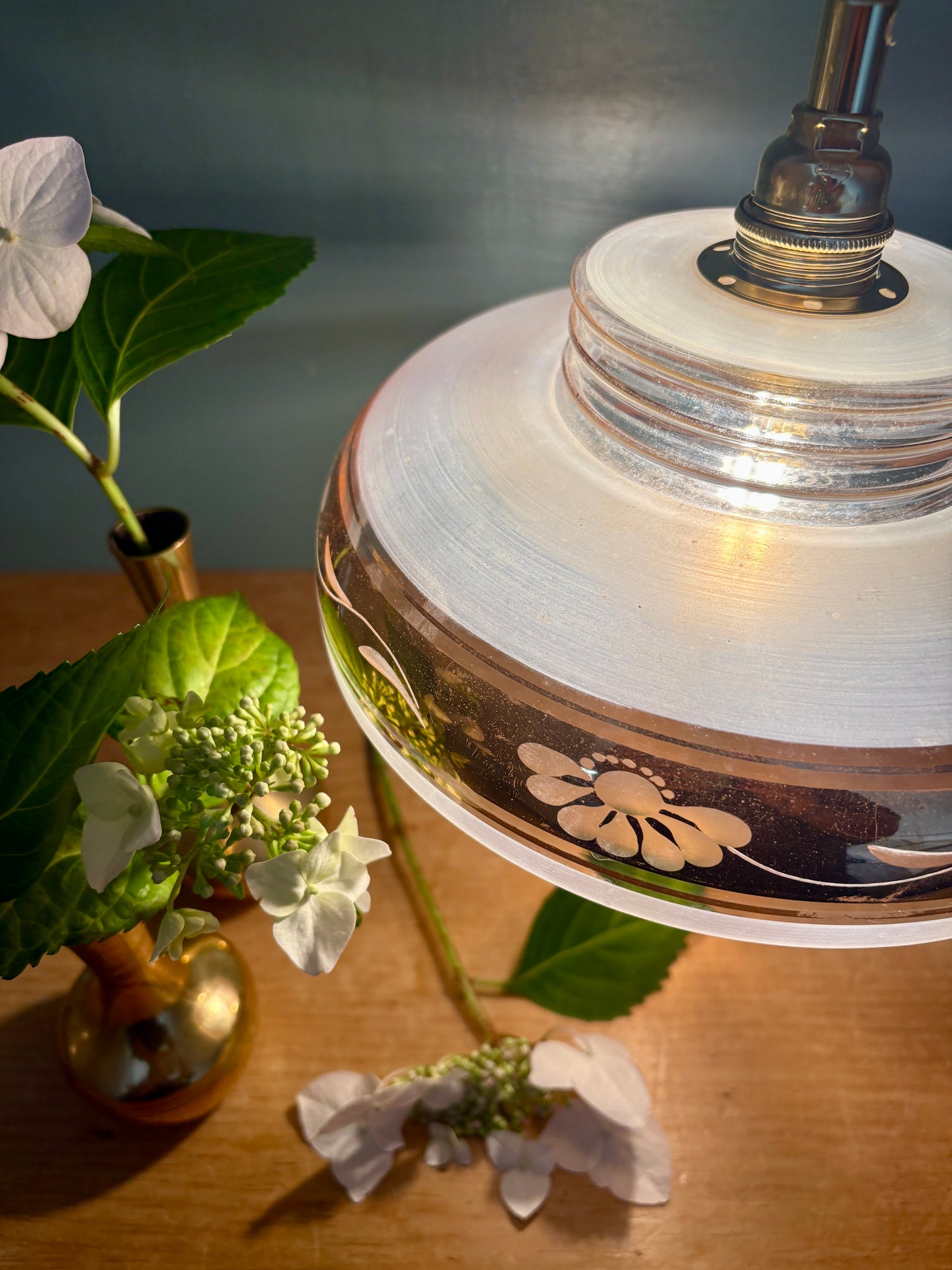 Suspension abat-jour vintage en verre dépoli avec frise dorée