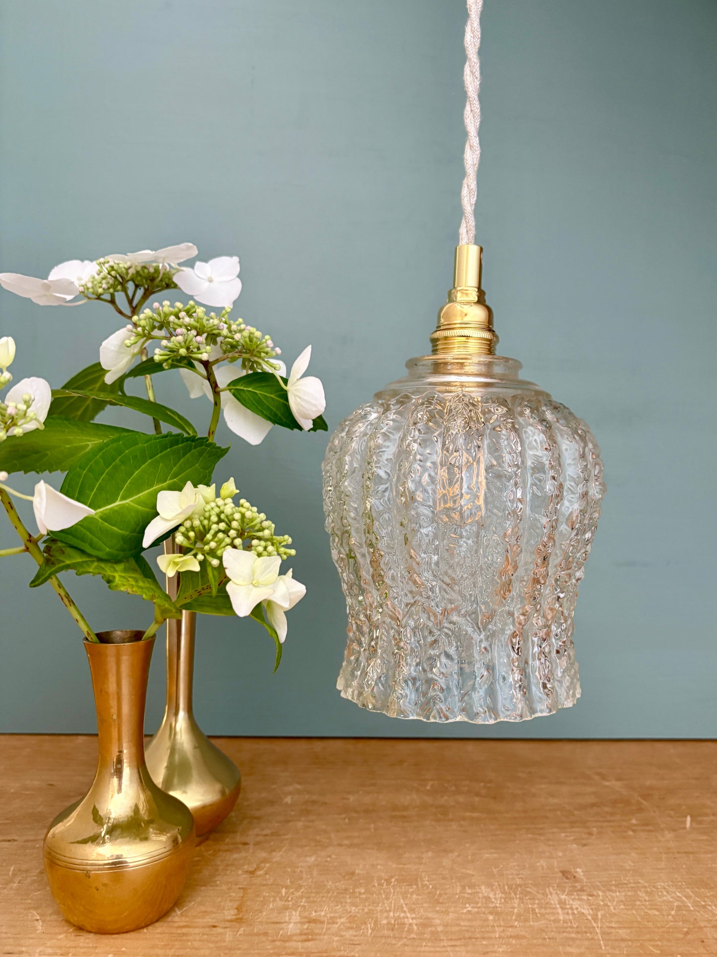 Suspension tulipe vintage en verre moulé transparent