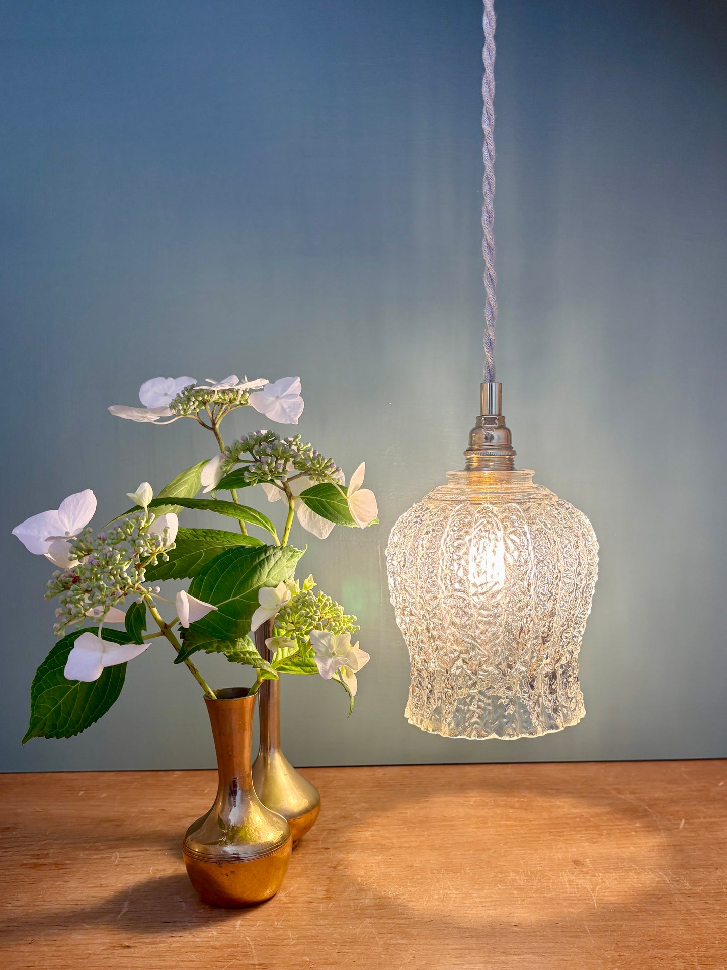 Suspension tulipe vintage en verre moulé transparent