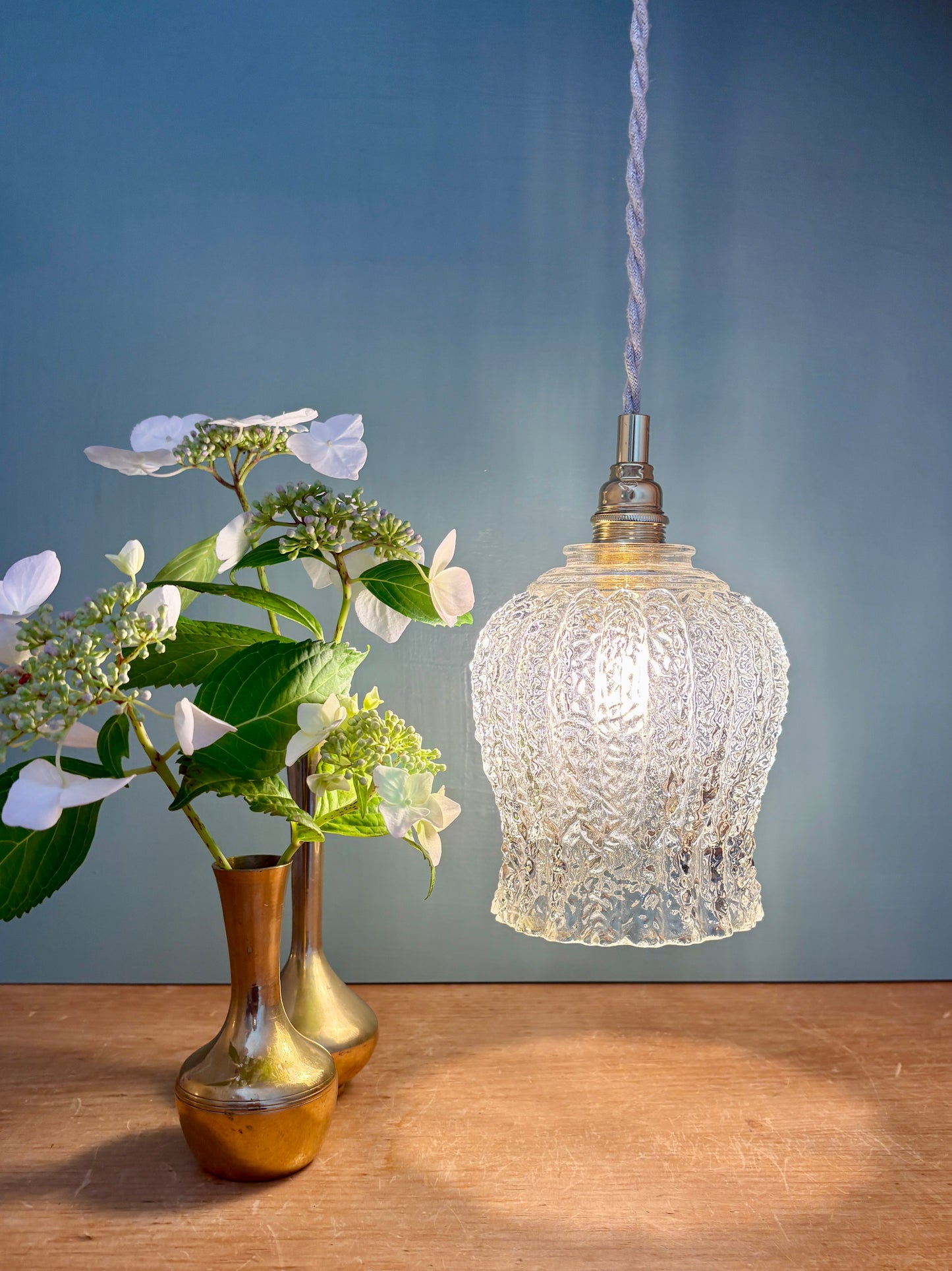 Suspension tulipe vintage en verre moulé transparent