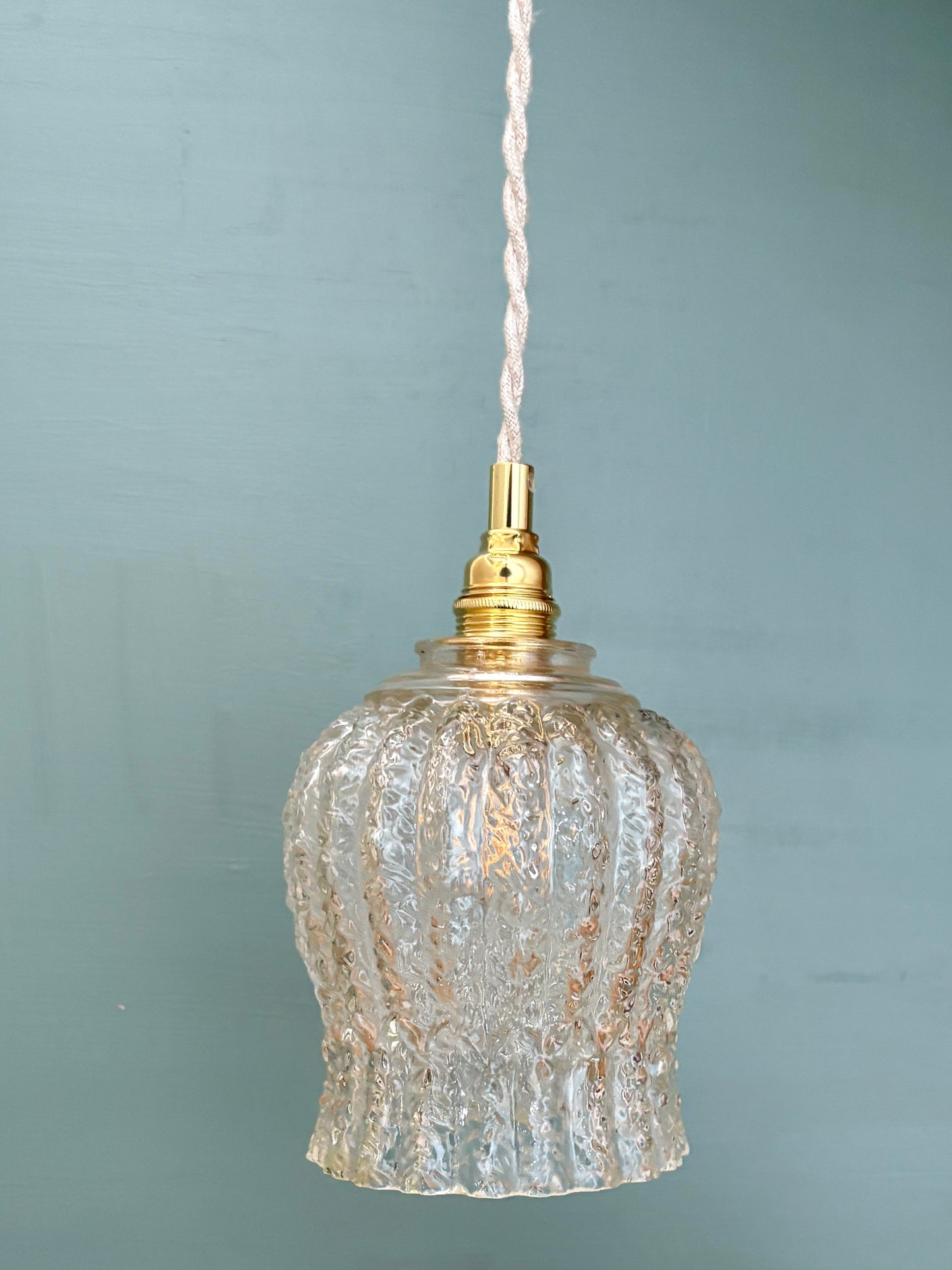 Suspension tulipe vintage en verre moulé transparent