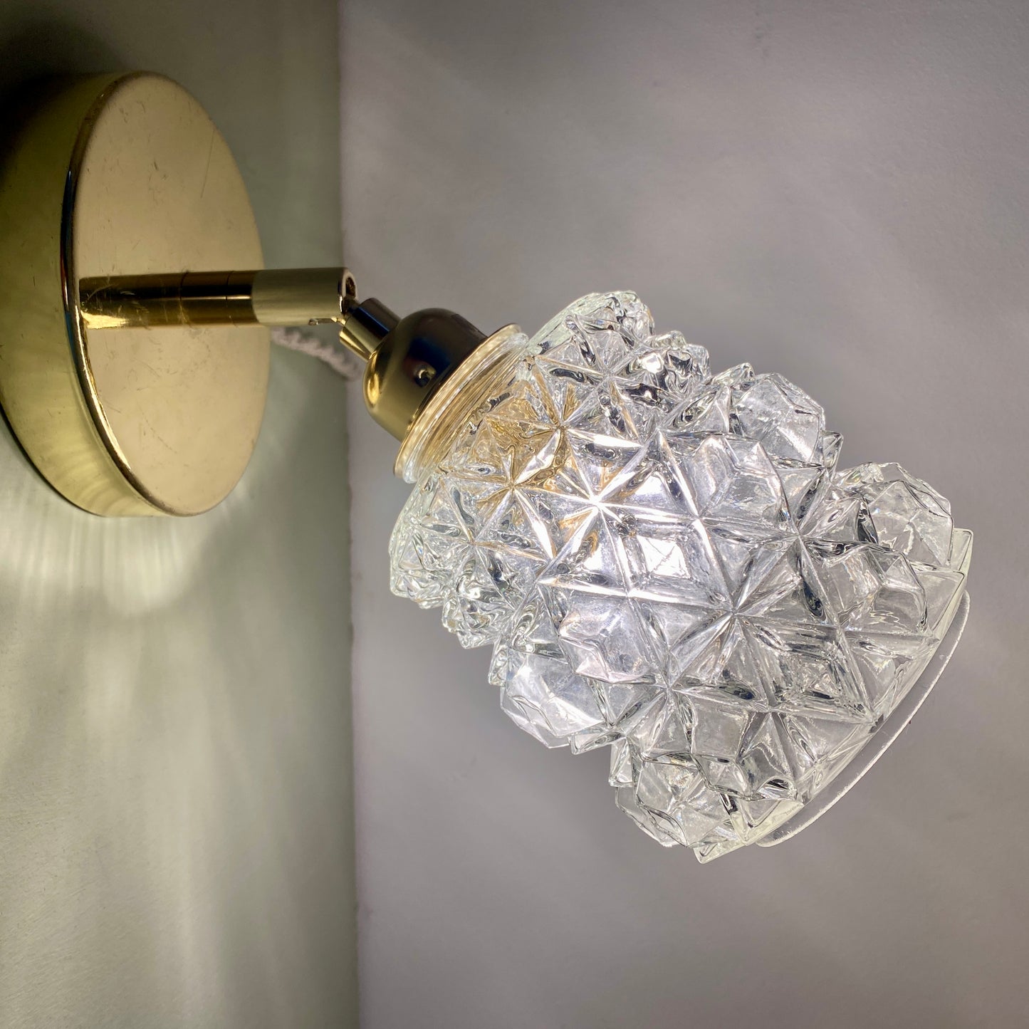 Applique globe vintage en verre moulé