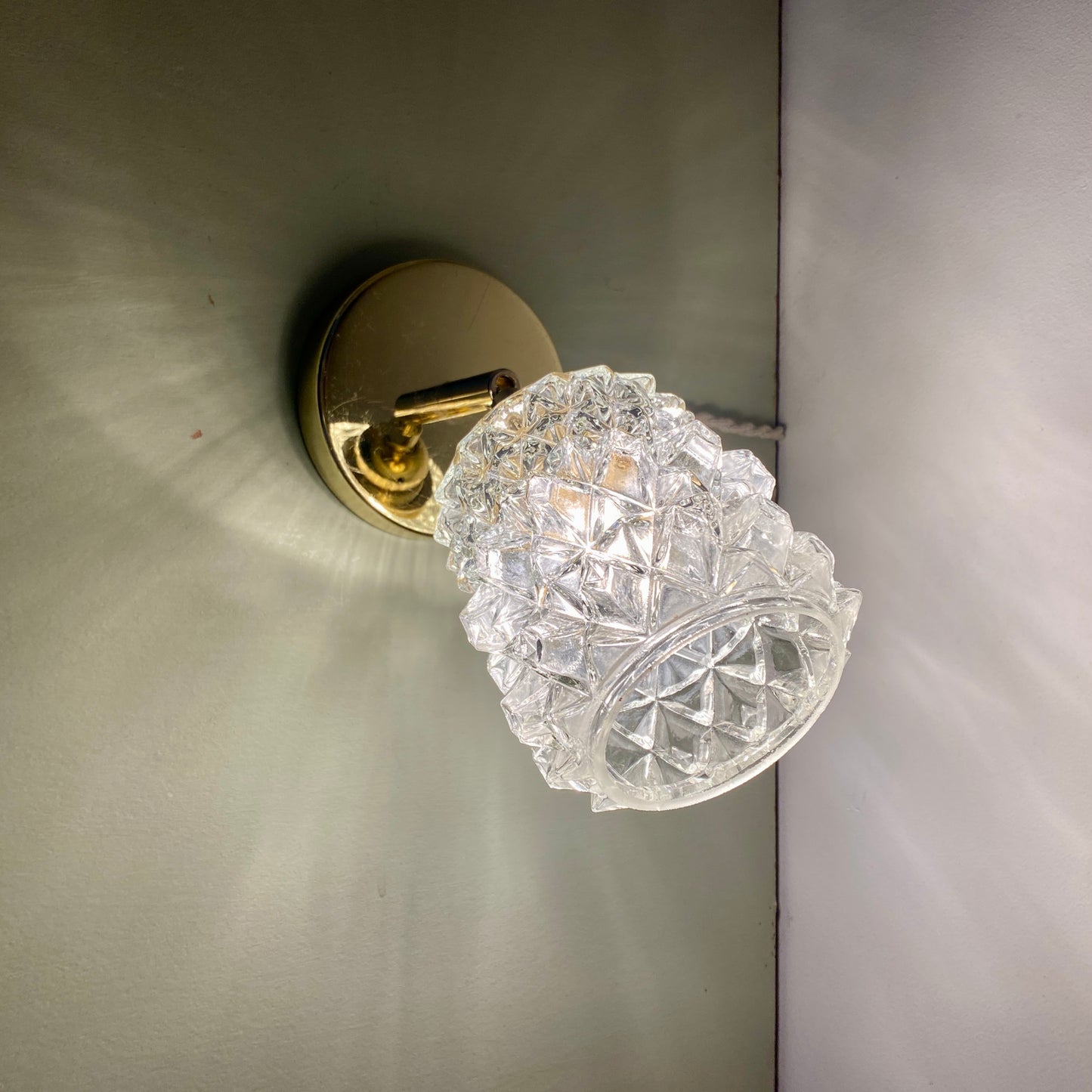 Applique globe vintage en verre moulé