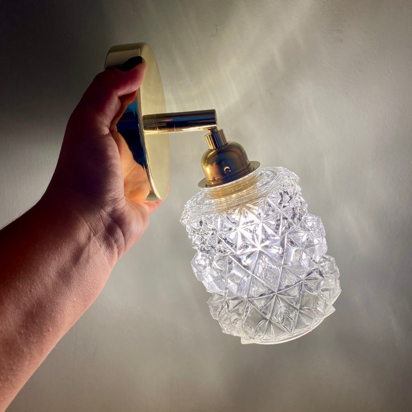 Applique globe vintage en verre moulé