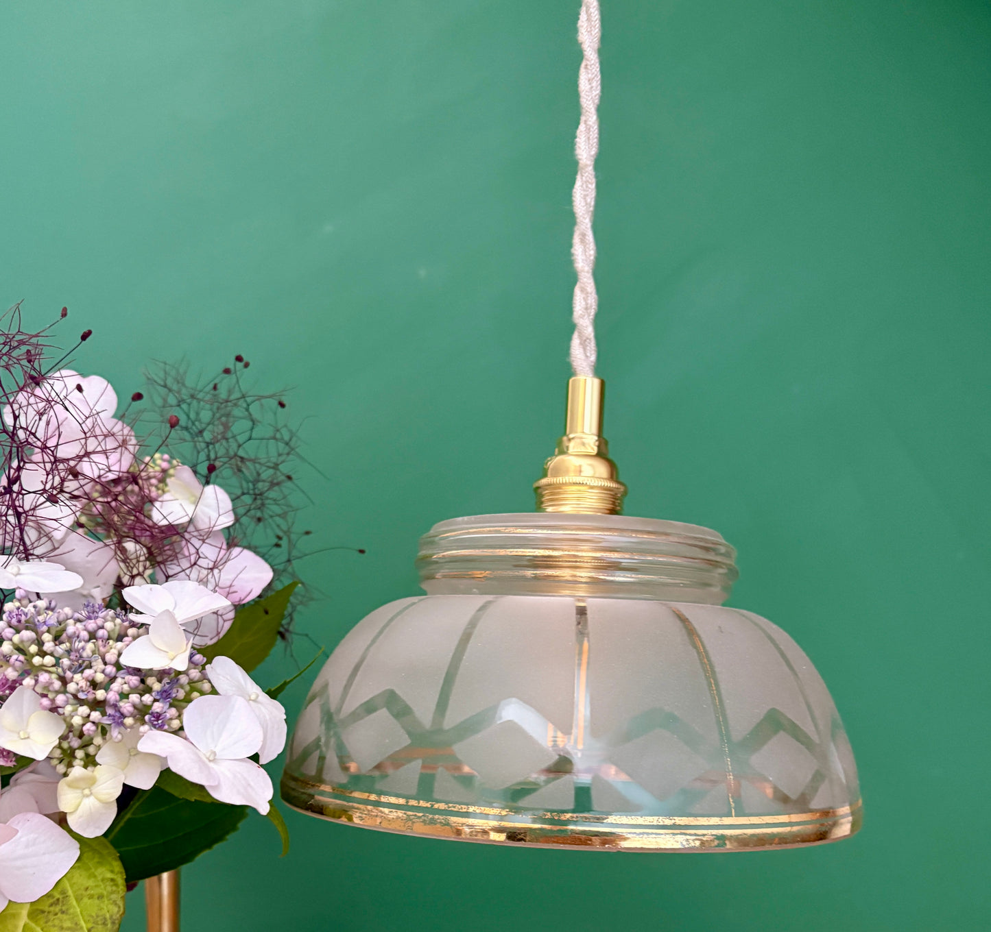 Suspension abat-jour vintage en verre dépoli blanc et doré